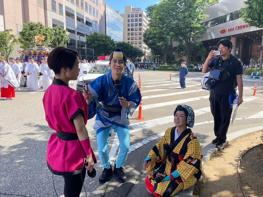 越村江莉さんのインスタグラム写真 - (越村江莉Instagram)「わら！ゆうちゃんに見つかった❤️❤️ 暑すぎて 木陰探してすぐ座り込むわたしです笑！」6月4日 20時28分 - e_r_i_1982