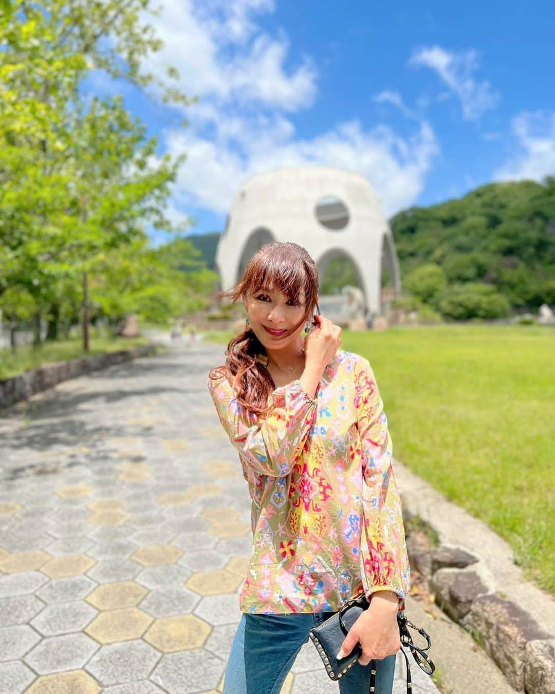 山田佳子さんのインスタグラム写真 - (山田佳子Instagram)「梅雨の晴れ間☀️空気が澄んで風が気持ちいい！ ⁡ #久しぶり #晴天 #風が気持ちいい #犬のお散歩 #梅雨の晴れ間 #小さな幸せ #また #見つけた #四つ葉のクローバー #愛犬の健康を願う #週末 #6月」6月4日 20時30分 - yoshiko117