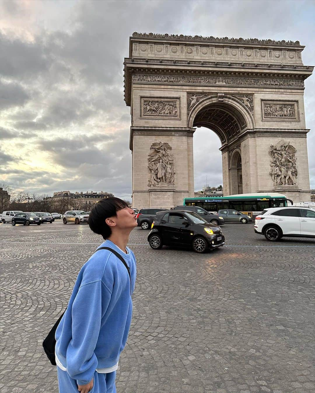 ウングァンさんのインスタグラム写真 - (ウングァンInstagram)「드디어 올리는 Paris 여행기 🍀 Part 1 😼」6月4日 20時40分 - btob_silver_light