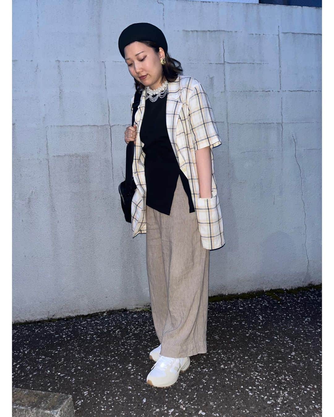 山井祥子さんのインスタグラム写真 - (山井祥子Instagram)「今日買ったばかりの、ベレー帽と古着の半袖ジャケット。 買ってすぐ身につけちゃったよ。気に入りすぎて。 『VEJA』のスニーカーはちょっとだけソールが厚くてかわいいよね。 ネックレスもかわいい。  #東京蚤の市 #ベレー帽 #最近のお気に入り」6月4日 20時35分 - shoko_yamai