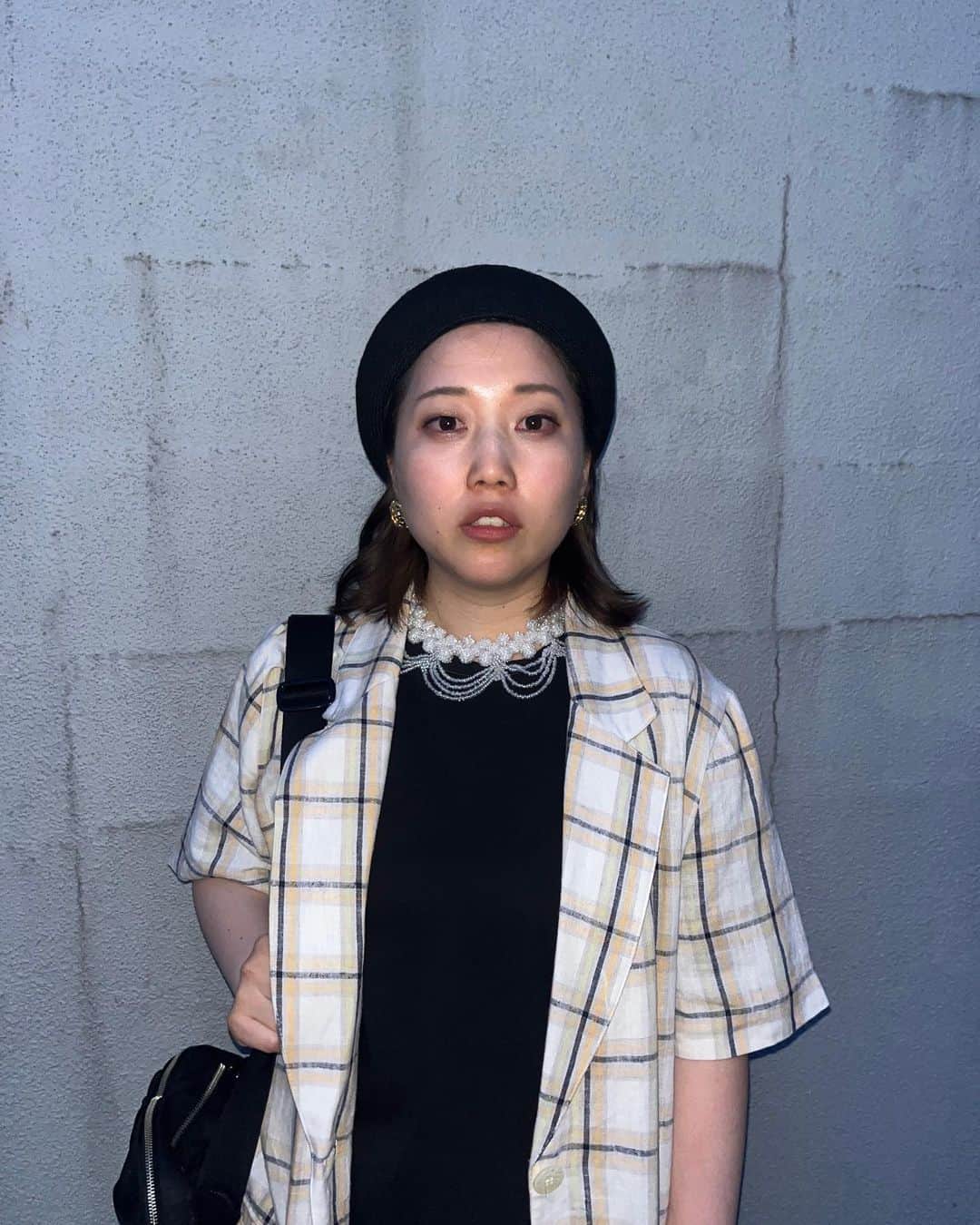 のインスタグラム：「今日買ったばかりの、ベレー帽と古着の半袖ジャケット。 買ってすぐ身につけちゃったよ。気に入りすぎて。 『VEJA』のスニーカーはちょっとだけソールが厚くてかわいいよね。 ネックレスもかわいい。  #東京蚤の市 #ベレー帽 #最近のお気に入り」