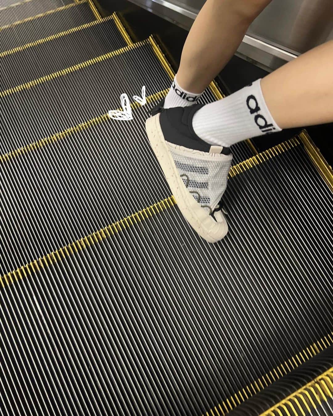 のインスタグラム：「@adidasoriginals 🤍🤍🤍」