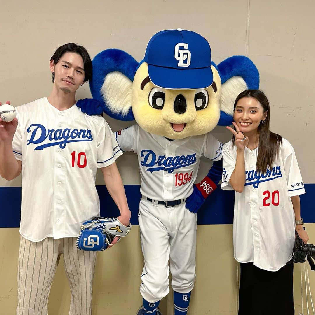 KANAMIのインスタグラム：「・ 中日ドラゴンズ始球式⚾️ とても緊張した🥹(私は投げてない) フミくんの投げでる姿を間近で見れて感動した🥲🩷かっこよかったー！  ドラゴンズの関係者の方々、小笠原投手、見に来てくださった方ありがとうございました✨  #私がど緊張 #また始球式で投げられるといいね #中日ドラゴンズ #ホッとしたら新幹線爆睡でした」