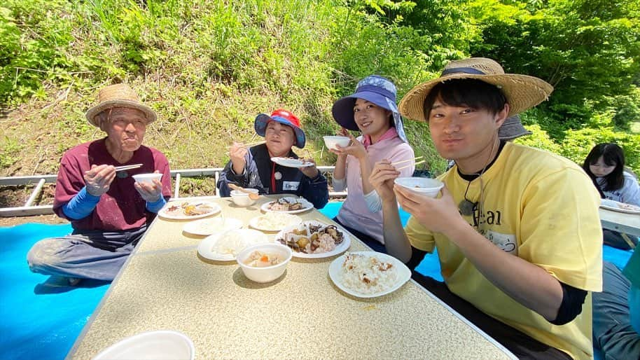 松本亜美さんのインスタグラム写真 - (松本亜美Instagram)「明日の自然派🌱 田んぼにコイしては 今年の田植えの様子をお届けします🌾 TeNYからは諸橋さんと大島くんが参戦です！  天候にも恵まれ、日差しが降り注ぐ中での作業でした！周りの皆さんと協力して、声を掛け合いながら、それぞれのペースで苗を植えていきました！  作業をしながらも不思議と余裕を感じたのは田植え2年目の成長なのでしょうか🤔まだまだスピードは遅かったかもしれないですが、今回も楽しい1日が過ごせました🌟  師匠と諸橋さん、大島くんとのやりとりも必見👀 明日の放送をチェックしてくださいね☺️  最後の2枚はあみを探せ！！ 見つけられた人はすごいです🫧  #teny #テレビ新潟  #夕方ワイド新潟一番  #自然派 #田んぼにコイして  #農業女子 #自然派田んぼ #あみ田んぼ  #田植え #みんなで協力  #うまく植えられたかな？ #ドローン写真 #あみを探せ  #アナウンサー  #諸橋碧アナウンサー  #大島巧アナウンサー  #松本亜美」6月4日 20時48分 - ami_matsumoto_teny