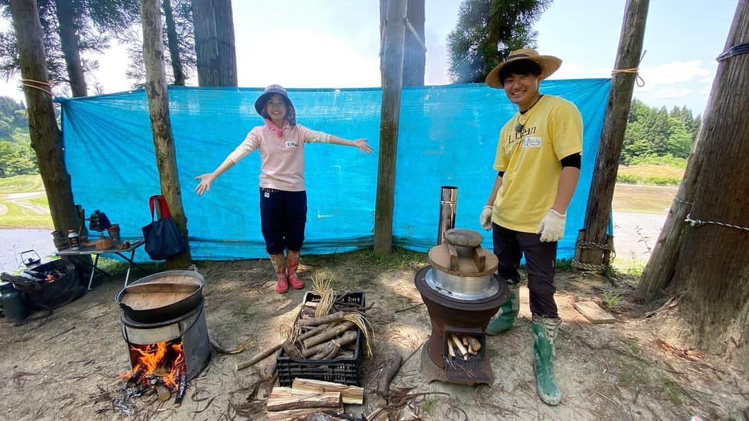 松本亜美さんのインスタグラム写真 - (松本亜美Instagram)「明日の自然派🌱 田んぼにコイしては 今年の田植えの様子をお届けします🌾 TeNYからは諸橋さんと大島くんが参戦です！  天候にも恵まれ、日差しが降り注ぐ中での作業でした！周りの皆さんと協力して、声を掛け合いながら、それぞれのペースで苗を植えていきました！  作業をしながらも不思議と余裕を感じたのは田植え2年目の成長なのでしょうか🤔まだまだスピードは遅かったかもしれないですが、今回も楽しい1日が過ごせました🌟  師匠と諸橋さん、大島くんとのやりとりも必見👀 明日の放送をチェックしてくださいね☺️  最後の2枚はあみを探せ！！ 見つけられた人はすごいです🫧  #teny #テレビ新潟  #夕方ワイド新潟一番  #自然派 #田んぼにコイして  #農業女子 #自然派田んぼ #あみ田んぼ  #田植え #みんなで協力  #うまく植えられたかな？ #ドローン写真 #あみを探せ  #アナウンサー  #諸橋碧アナウンサー  #大島巧アナウンサー  #松本亜美」6月4日 20時48分 - ami_matsumoto_teny