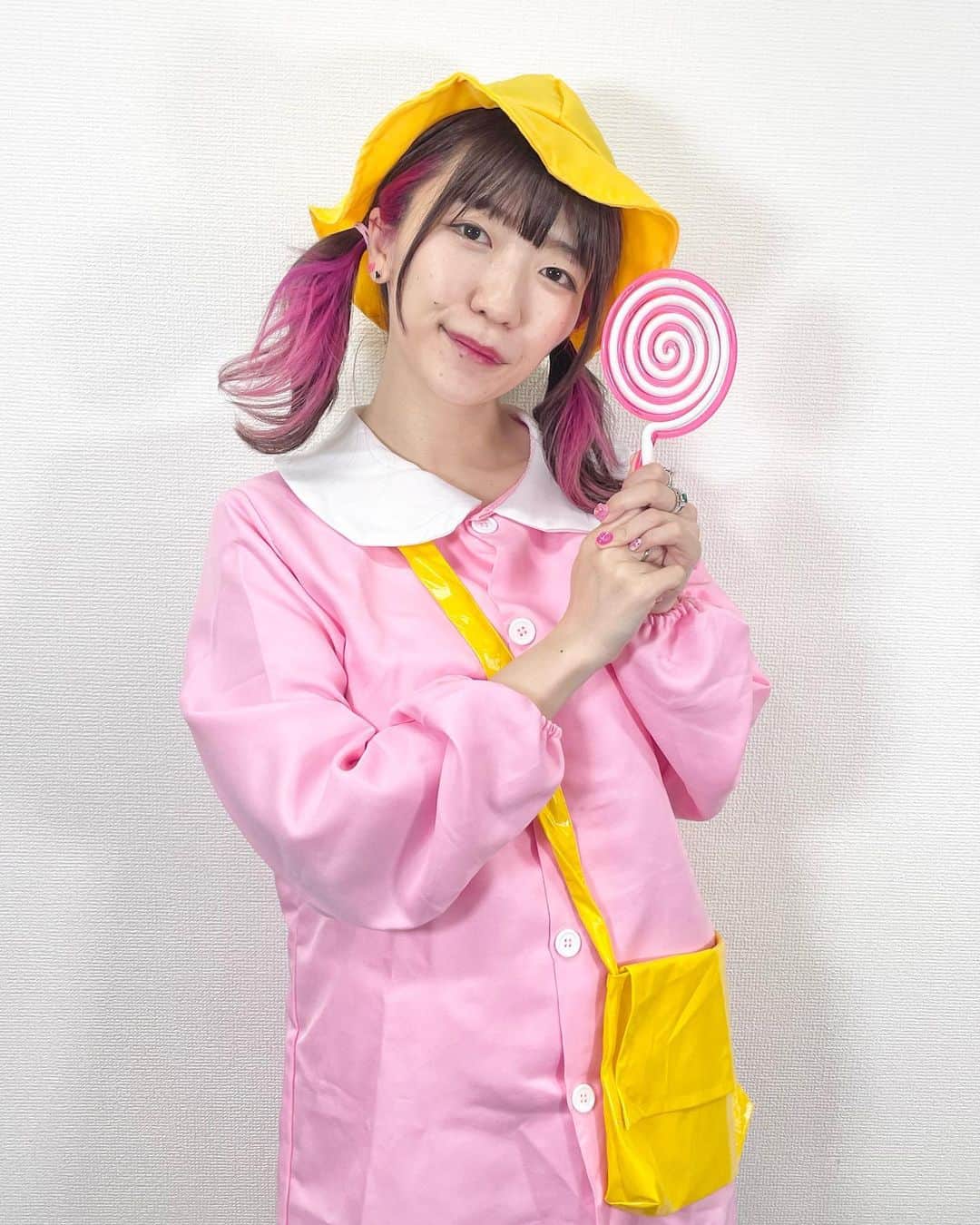 ぱいぱいでか美のインスタグラム：「でかみちゃん(32) ※撮影時(31) . 先々月の受注チェキは園児でした📛 流石に気まずそうな笑顔になってしまいました。 先月は生誕もあったりいろいろで スケジュール的に無理そうで 受注チェキおやすみさせてもらった🙇 今月はまた受注ありますのでね！ ストーリーとハイライトにリンク載せておくので よかったら見てみてね👀 ６月の受注チェキは「ひよこ🐣」です ヤクワくん(マネージャー)に衣装何がいいか思いつかないって言ったら 今月はたまごの日があるのでヒヨコにしましょう！ って元気よく答えてくれたから言う通りにしてみた✌🏻  デコチェキとは？という方！ 3枚目みたいな感じでサインと一言とシール貼って チェキをデコったやつのことです。 私が夜な夜なラジオを聴きながら制作しております🧠  そして今月から1枚単品買いを値上げさせてもらいました🙇 原価高騰や作業時間のことを考慮しまして……。 毎月買ってくれる方は5枚まとめてゲットしてくれてる率が高いので 5枚セットの方で買うと今まで通りの価格になるようになってます！ なので、今月から商品ページが単品とセットで分かれてるので注意してくださいね⚠️ 既存商品も併せて是非ごらんくださいませですー✨ ↑ 園児とは思えぬ説明文でワロタ . #幼稚園児コスプレ #でか美ちゃん #気まずい」