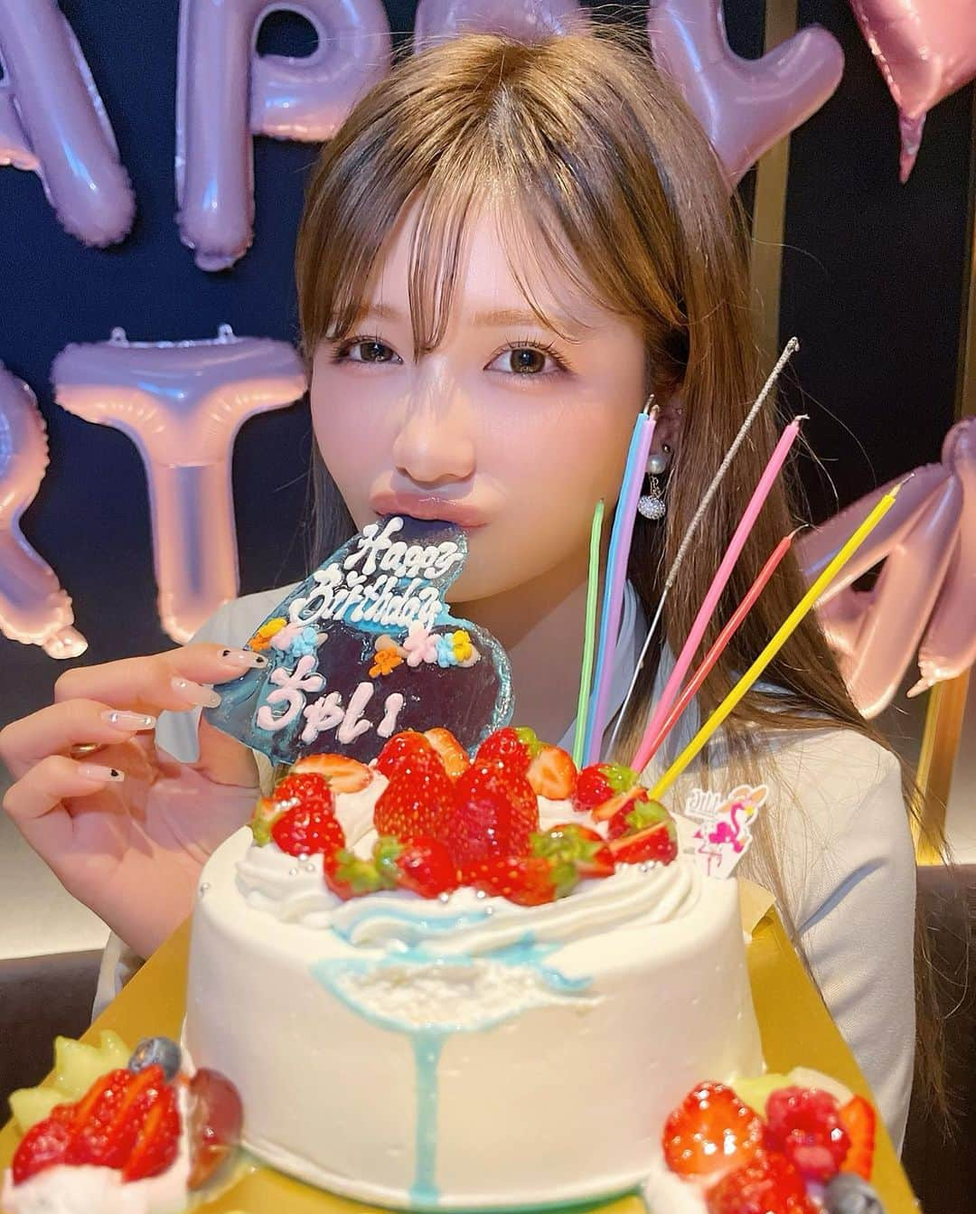 伊藤実祐さんのインスタグラム写真 - (伊藤実祐Instagram)「先日、6/1 に31歳の誕生日を迎えました。🤍 ⁡ たくさんのお祝いメッセージ ありがとうございました♥︎ ⁡ 覚えていてくれたり、思い出してくれたり すごく幸せに思います。 ⁡ ⁡ 今はまた、"何者になりたいか"  を 再度考えさせられるそんなフェーズになって ⁡ 31歳となった今、より時間の有限さを感じるし だからこそ、今までと違った時間の使い方で 大切なものは何なのかを見極めていきたいし それらに自分の全てを使って行きたいと思う。😌 ⁡ ⁡ 31🍦になった 伊藤実祐 も どうぞよろしくお願いいたします♥︎ ⁡ ⁡  いつも ありがとう。💓 ⁡ ⁡ ⁡ ⁡ #誕生日プレゼント #誕生日サプライズ #誕生日ケーキ #誕生日プレート #誕生日ディナー #誕生日会 #誕生日飾り付け #サプライズバースデー #デコレーションケーキ #バルーンアート #プラダ #PRADA #LOEWE #ロエベ #amiparis #アミパリス #自まつ毛 #自まつ毛メイク #まつ毛美容液 #ラッシュリフト #ラッシュアディクト #イエベ #イエベ秋 #イエベ春 #イエベメイク」6月4日 20時46分 - miyu.61