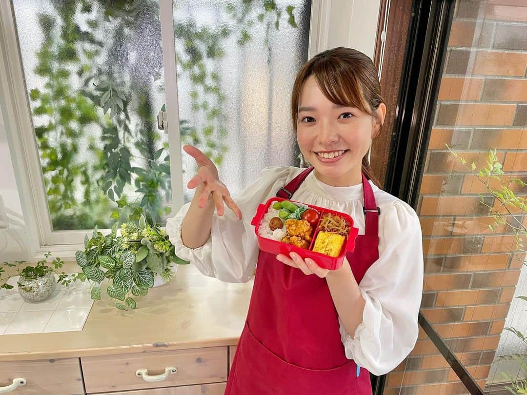 濱村春香のインスタグラム：「. 明日#ZIP特集 担当します🎤  食中毒を未然に防ぐ お弁当作りのテクニックを徹底調査！  意外と知らない？ お弁当箱にごはんを入れる正しい方法？ ちくわを使ったあの定番おかずはこの時期NG？  冷凍して持って行くだけ！ 最強サンドイッチおすすめの中身とは？  ⏰あさ7時20分頃です  ぜひご覧ください🙌🏻 #ZIP」