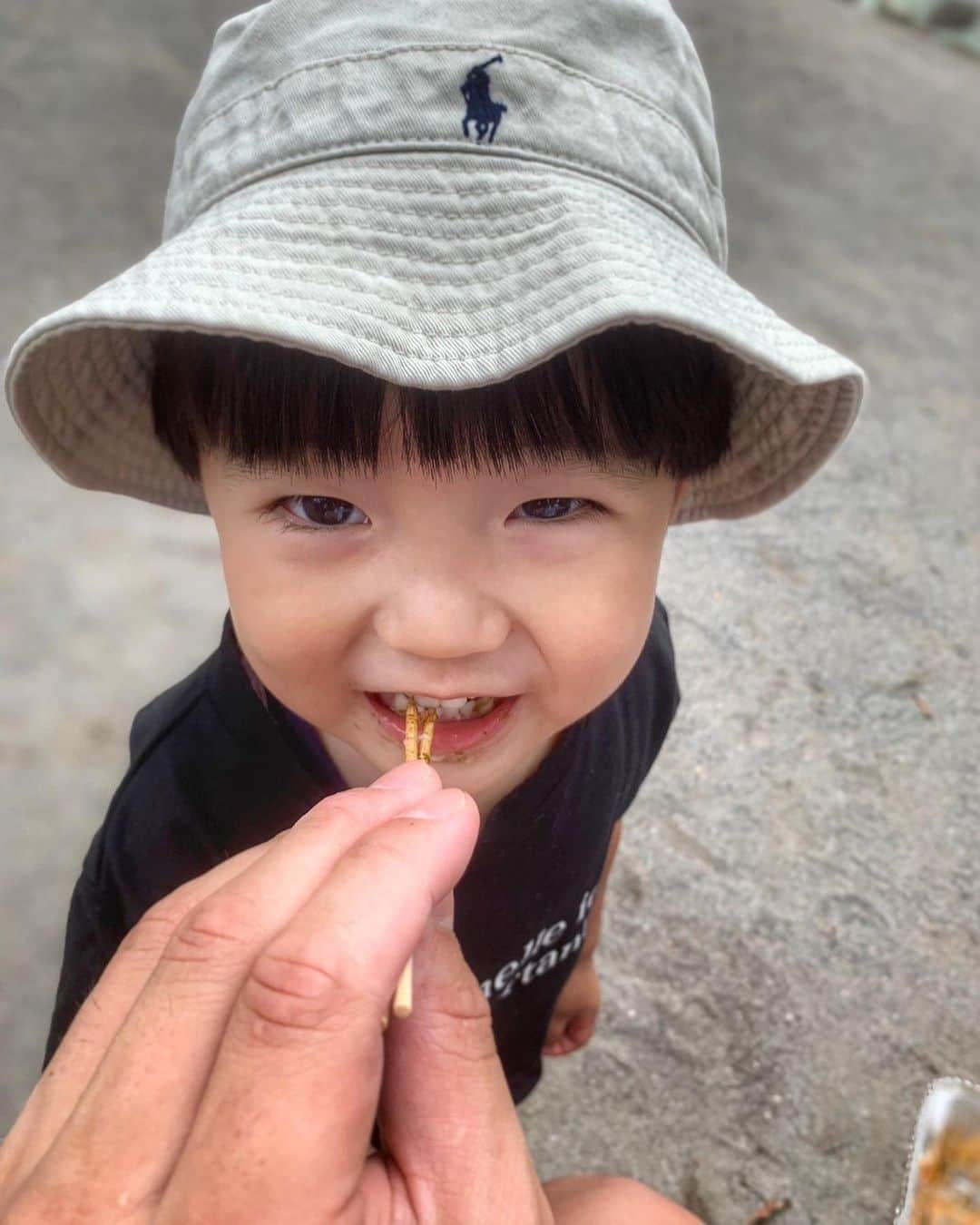 渡部太基さんのインスタグラム写真 - (渡部太基Instagram)「. お揃いで公園遊びの日曜日✌️ 姫はずっと寝てました🤣 わたべんちの公園遊びは基本裸足🦶 #わたべんちの日曜日 #姫はカメラ向けると真顔になる 😮 次はどこへ行こうか🤪」6月4日 20時47分 - daikick7