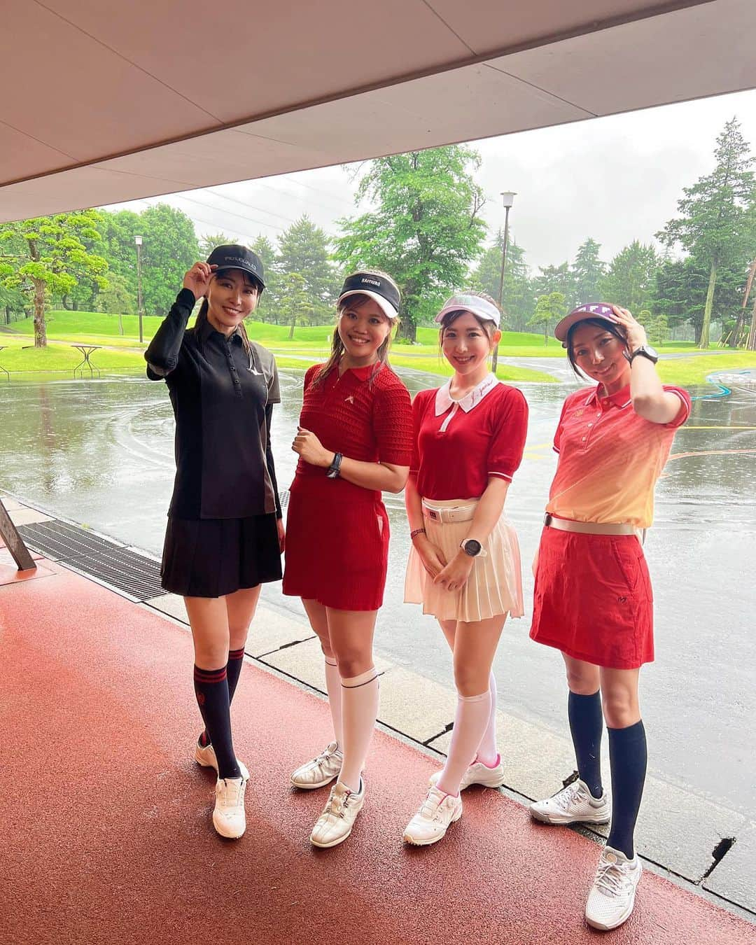 千代田唯さんのインスタグラム写真 - (千代田唯Instagram)「ウィメンズゴルフJGGA CUPに参加してきました⛳️ @jgga_2022  女性のゴルフコンペ🌸華やかでとても楽しかったです✨ 今回はドレスコードが赤🔴アンバサダーを務める韓国ゴルフウェアのj.janeを着て行ってきました✨ @j.jane_japan   当日は雨でしたが、メンバーに恵まれて楽しくプレーすることができました‼︎ 佐野真彩さんとペアでスクランブル戦✨嬉しくて終始ニヤニヤしていたと思います〜🙋‍♀️笑 そして最終ホールのショートはオンできました！！嬉しかったなぁ〜🌸（動画載せたので絶対みてね！←）  女性のコンペということで、ゴルフの他にも ゴルフウェアに合うヘアセット💄 @perfumebyafloat  美顔器の体験💄 @artistic.co.official  自分だけのオリジナルグローブ💄 @golf_glove_just_fit_system  たくさんの体験ができました✨ 長年お世話になっているデサントジャパンの皆様💄にもお会いできて嬉しかったです🙏 @munsingwear_jp   仲良しの方々にもたくさんお会いできて思い出に残る1日になりました✨ また来年も🥰今からとても楽しみにしています‼︎  #jggaw2023#jjane#韓国ゴルフウェア#ゴルフコンペ #ゴルフウェア#ゴルフ女子#ゴルフコーデ #ゴルフ好きな人と繋がりたい#ゴルフ大好き#ゴルフ女子コーデ#ゴルフスタグラム#スイング動画」6月4日 20時57分 - chiyodayui0920