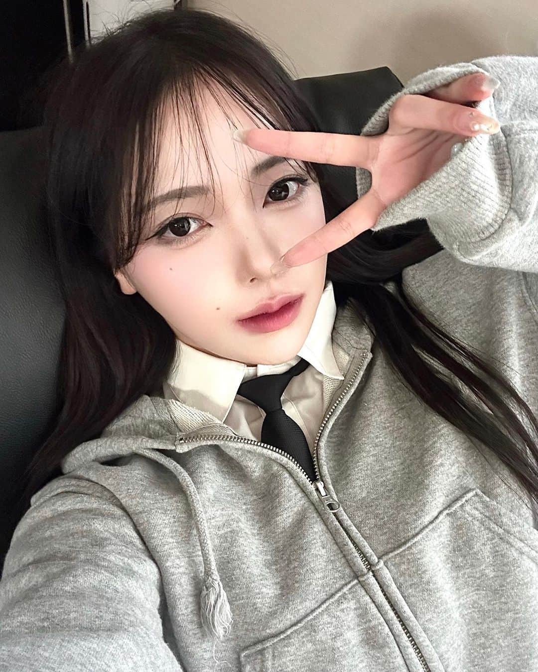 葉月ひまりのインスタグラム：「無彩色メイク♡ YouTubeで紹介してるよ🎀」