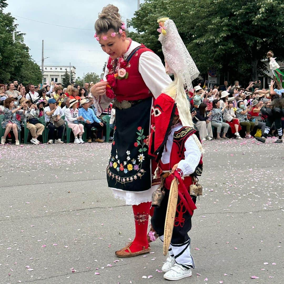 髙石リエムさんのインスタグラム写真 - (髙石リエムInstagram)「Pit stop to see the Rose festival🌹🌹🌹 ルーマニアの行きしなにブルガリアの大統領もわざわざ来て話してたローズフェスティバル、不思議やったわ🇧🇬 . . . . #ブルガリア #rosefestival #bulgaria #rose #バラフェスティバル」6月4日 20時50分 - liamt_p