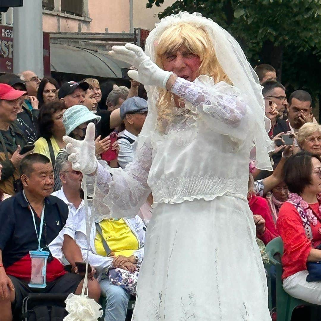 髙石リエムさんのインスタグラム写真 - (髙石リエムInstagram)「Pit stop to see the Rose festival🌹🌹🌹 ルーマニアの行きしなにブルガリアの大統領もわざわざ来て話してたローズフェスティバル、不思議やったわ🇧🇬 . . . . #ブルガリア #rosefestival #bulgaria #rose #バラフェスティバル」6月4日 20時50分 - liamt_p