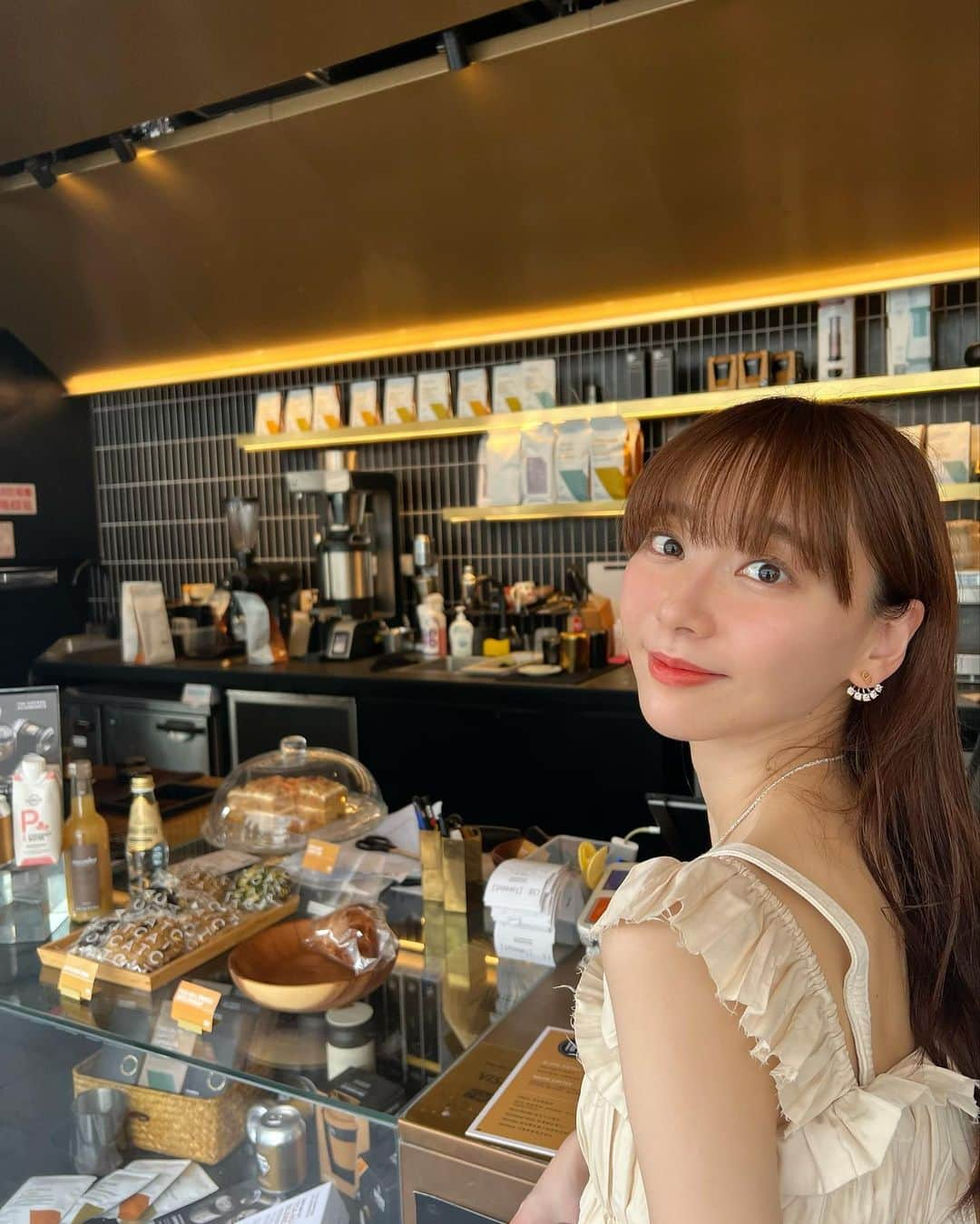 葉月祥子のインスタグラム：「香港で飲んだこのアイスコーヒー美味しくて大好きだった✨☕️  フルーティーで新鮮な酸味が、 コーヒー豆が実は果実なことを思い出させてくれた🥭☀️ ⁡ お店もお洒落🕶️💫 ⁡ @thecoffeeacademics  ⁡ #thecoffeacademics #hongkong #香港 #香港グルメ #咖啡 #カフェ #cafe #コーヒー #coffee #コーヒースタンド #カフェ巡り #美味しいアイスコーヒー #フルーティーな味わい #コーヒー豆は果実の種」