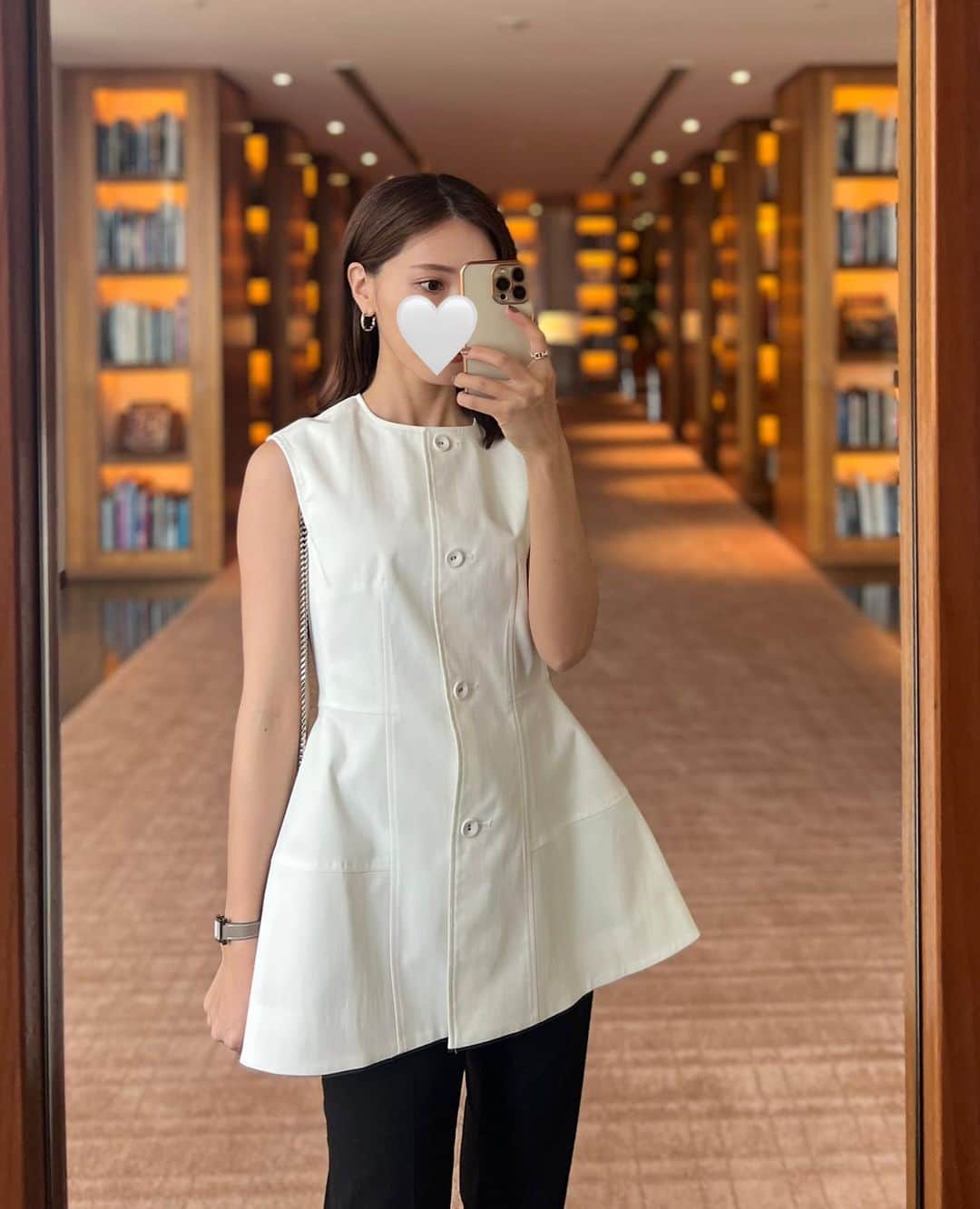 石黒美帆さんのインスタグラム写真 - (石黒美帆Instagram)「.  受注会で見てから楽しみに待っていた  @dolce._official のペプラムジレ🤍  ウエスト位置が高くて 骨格ウェーブにありがたすぎるシルエット🙈 ⁡ gilet #maisondedolce  pants#PLST bag#ysl ⁡ PLSTの美脚パンツと合わせてみました。」6月4日 20時51分 - miho_ishiguro