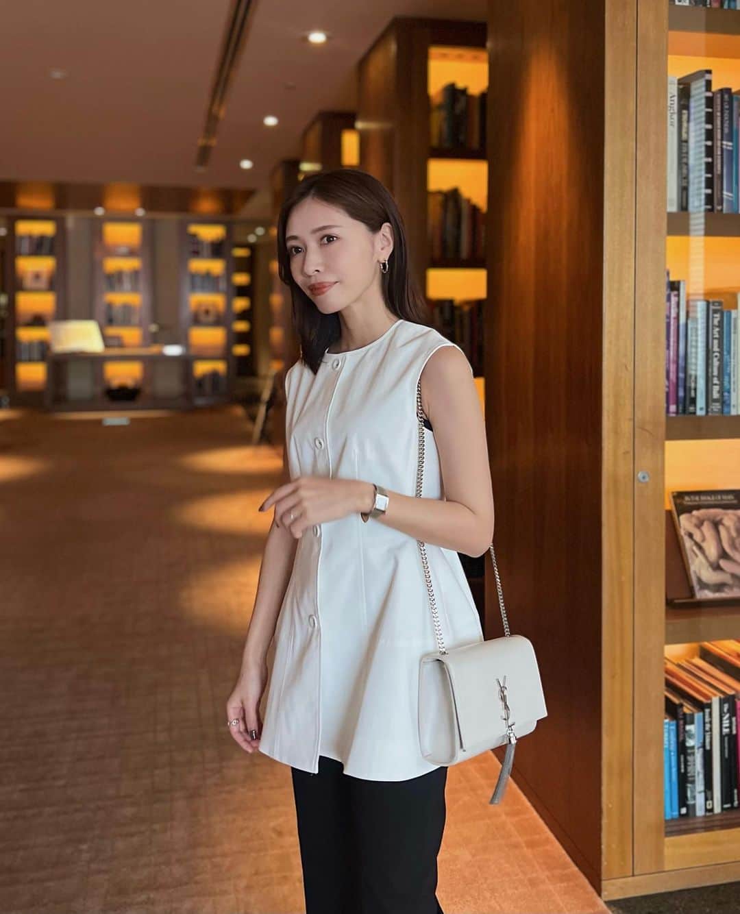 石黒美帆のインスタグラム：「.  受注会で見てから楽しみに待っていた  @dolce._official のペプラムジレ🤍  ウエスト位置が高くて 骨格ウェーブにありがたすぎるシルエット🙈 ⁡ gilet #maisondedolce  pants#PLST bag#ysl ⁡ PLSTの美脚パンツと合わせてみました。」