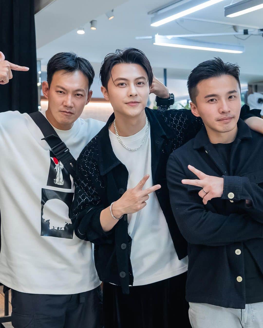 のインスタグラム：「我也沒想到會有這樣的效果 謝謝ㄧ通電話就趕來的兩位🤟 希望你們有個很特別的髮廊體驗😆 @superawayne @liaowilliam  #點點心 #效廉出發吧  @lets_open42 不要輕易叫我們合體 很危險😜」