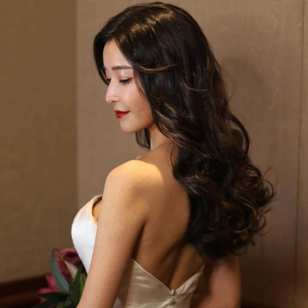 のインスタグラム：「かなみさんウェディング♡ 美しすぎるダウンスタイル✨  💒マンダリンオリエンタル東京  💄 @mmst86   婚礼ヘアメイク全国出張も可能です。 メニュー料金表はホームページにございます。 お気軽にお問い合わせくださいませ♡ ブライダル→ @blanche_bride  サロン→ @blanche_ginza   #結婚式 #2023秋婚  #アンダーズ花嫁 #プレ花嫁 #パレス花嫁 #東京會舘花嫁  #リッツ花嫁 #外注ヘアメイク  #2024春婚  #ヴェラウォン #アントニオリーヴァ  #sisi #ヘアメイク #ヘアアレンジ #hairstyle  #hairdo  #前撮り #花嫁ヘア  #花嫁美容  #持ち込みヘアメイク  #ハツコエンドウ #ivoryandco  #ティアラ #2023夏婚」