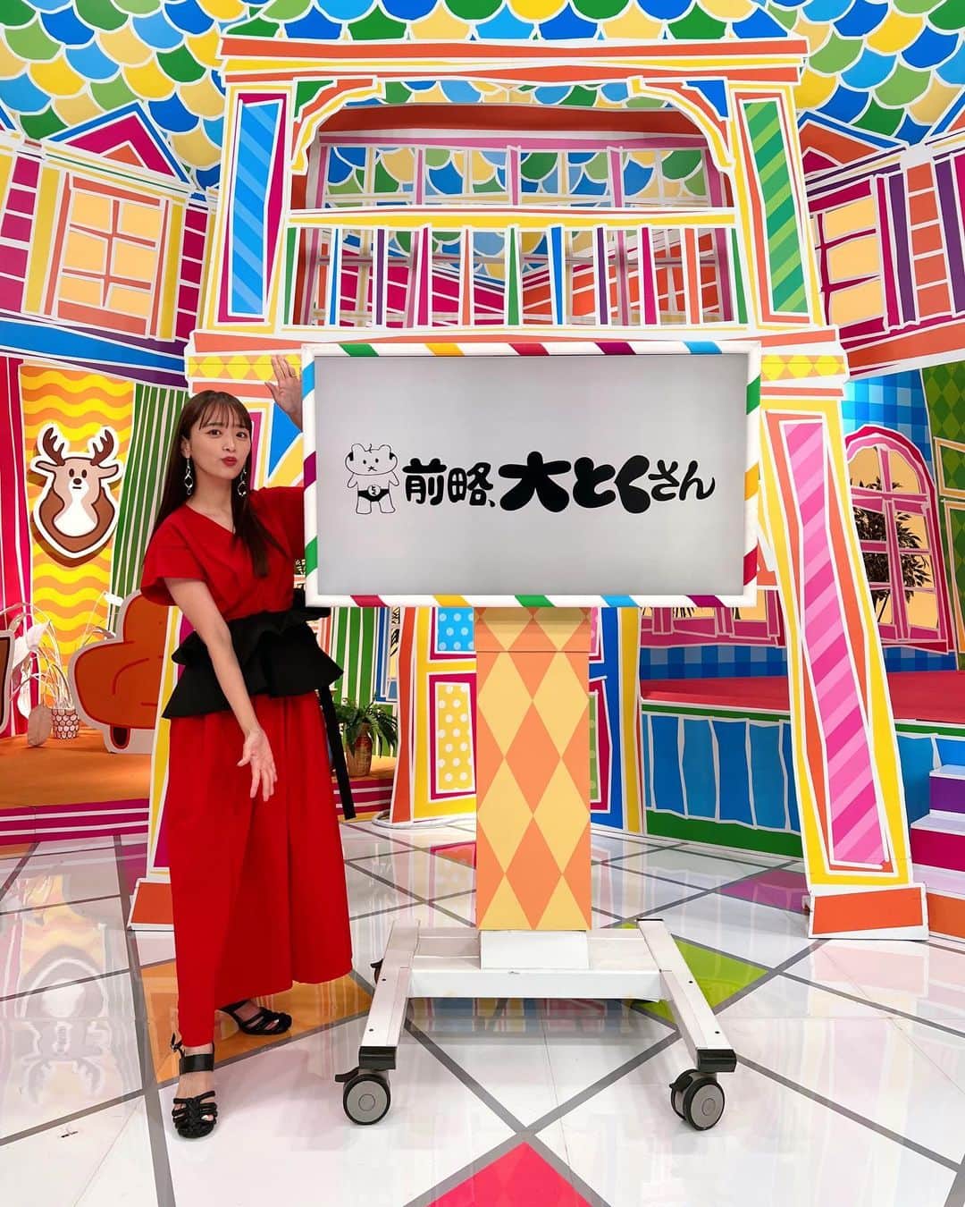 近藤千尋のインスタグラム：「今日は、『前略、大とくさん』生放送📺 ありがとうございました👏💗 真っ赤な衣装でした🥰 楽しかったなぁ〜🫶🏻  そして明日は、 『スター性格診断show』📺です🧏🏻‍♀️  芸人妻集合しております‼️笑 ブルーなお洋服🩵  お友達と子供達と ワイワイご飯を食べた日曜でした😉💗 明日からまた頑張ろう😍！！！  one-piece、shoes @elendeek belt @labelleetude_official  jacket @murralofficial one-piece @marinserre_official shoes @_yueqiqi  #近藤千尋衣装」