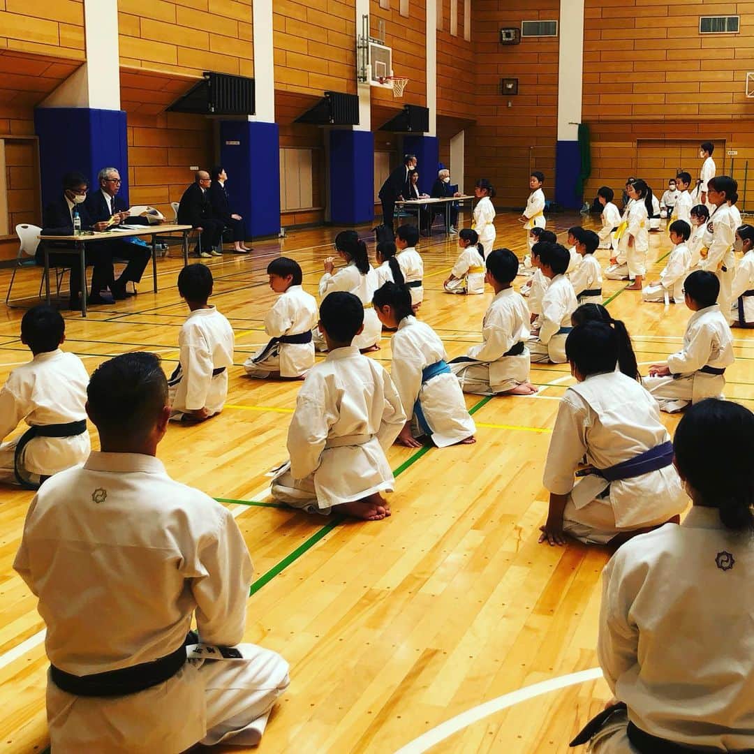 水谷さるころのインスタグラム：「息子の空手審査。初めての審査会でした。コロナ禍で前回は支部審査。今回は9級合格。コロナじゃなかったらもっと早く審査受けてたと思うけど、私は空手始めて今年で21年…。少年部で審査応援したのは初めてです。21年経って、こっち側で審査見るとか…と思ってちょっと感慨深かったです。」