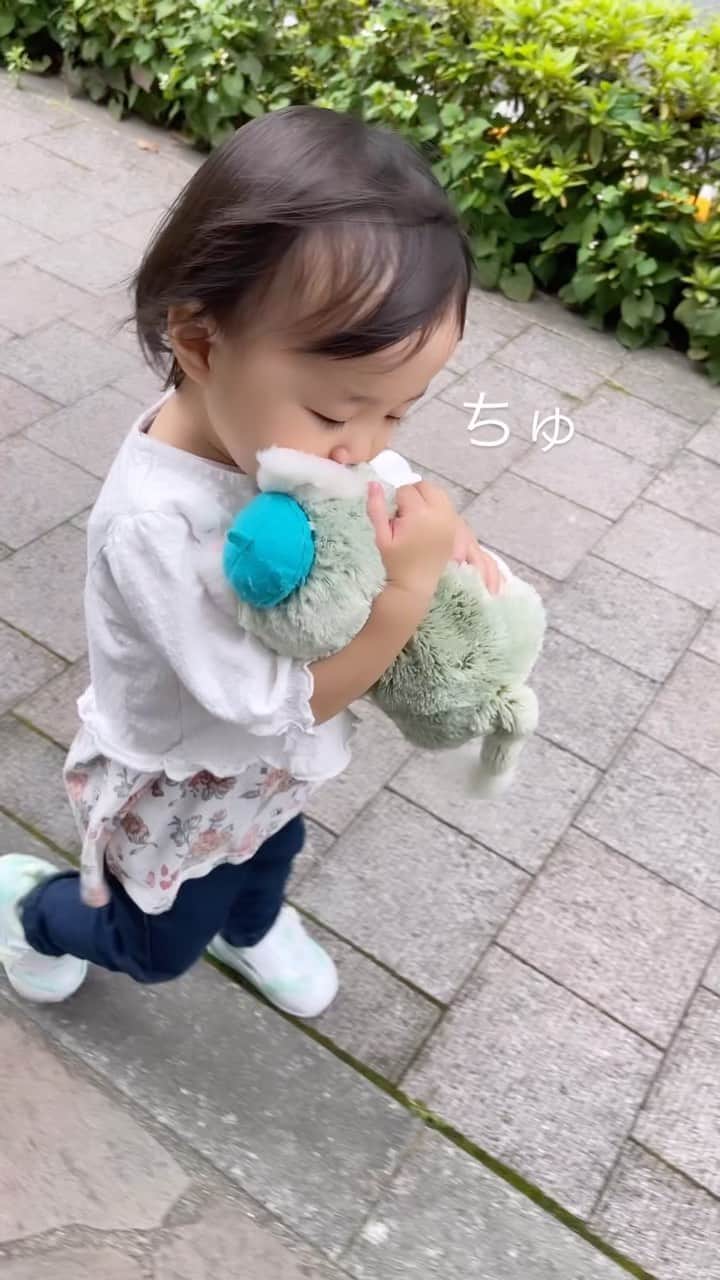 恒松あゆみのインスタグラム：「新しい靴を履いて歩く娘。   #1歳9ヶ月   #お散歩」