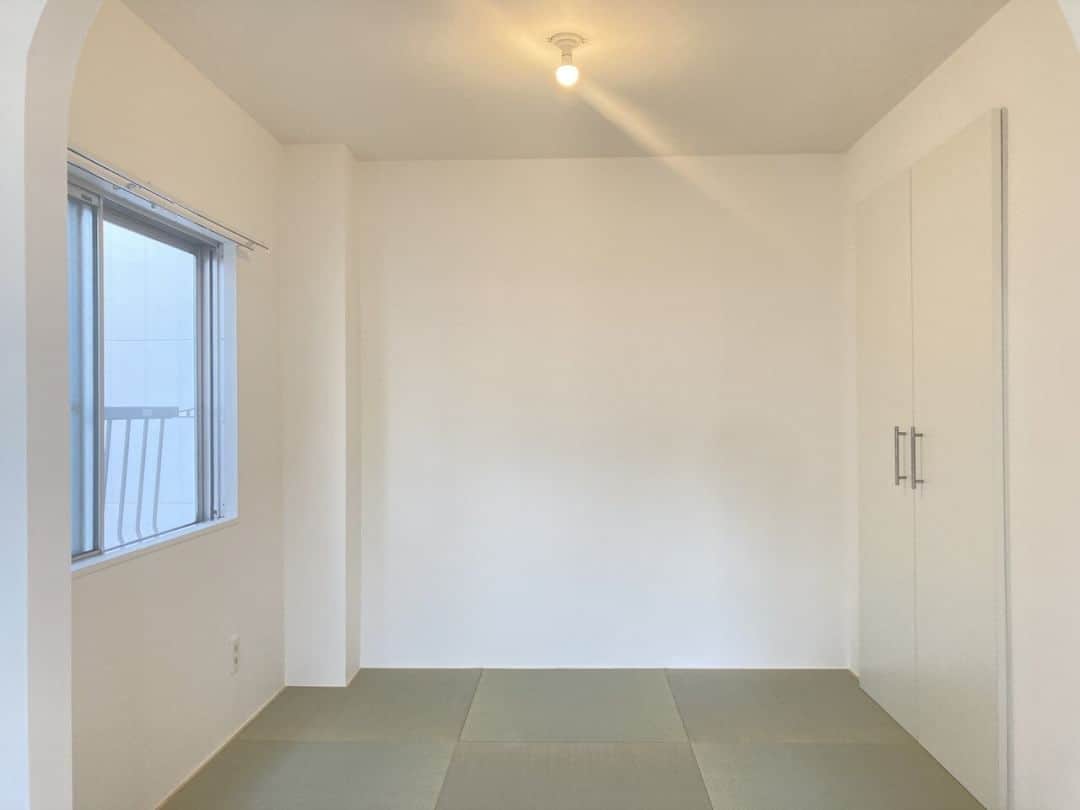 グッドルームさんのインスタグラム写真 - (グッドルームInstagram)「かわいらしいアーチの中は、琉球畳の落ち着く和室。  大阪 #都島 1LDK 60.41㎡  ▼TOMOS 未来へつなぐ ---------------------- ⁠ 住んでみたい！と思ったら、コメント欄に「🍵」で教えてください！  . 元々3DKのお部屋を、開放感あふれる1LDKにリノベーション。 お部屋全体に広がる無垢床も爽やかでとっても心地良いですね◎ カウンターキッチンもゆったりサイズでとても使い勝手が良さそうです。  . かまぼこアーチの中には...…琉球畳が香る落ち着いた和室がありました。 お子さんのお昼寝やお勉強スペースに最適ですよ。  . お部屋の詳細は、goodroomサイトからタイトルで検索！ . goodroomのオリジナルリノベーション賃貸『TOMOS(トモス)』は、無垢材を使った、あたたかみのあるお部屋。 ふつうなのにどこにもない、ちょっと特別な空間を実現しています。 .  ------------------------------ ▽「TOMOS(トモス)」についてはこちらから @goodroom_tomos ------------------------------ . こちらの物件は実際に住めるお部屋です。 詳細はストーリー、ハイライトにて！⁠  こだわりのお部屋探しは、 @goodroom_jp から URLをチェック！⁣⁣⁣⁣⁣⁣⁣⁣⁣  ※最新のお家賃につきましては、リンク先物件ページからご確認ください。⁠ . ⁠#goodroom #グッドルーム #TOMOS #TOMOSpeople  #リノベーション賃貸 #リノベーション空間 #リノベーションという選択 #大阪賃貸 #1LDK #3人暮らし #三人暮らし #myhome #暮らしを楽しむ #暮らしを整える  #お部屋探し #間取り図 #理想の空間 #アーチ #和室」6月4日 21時00分 - goodroom_jp