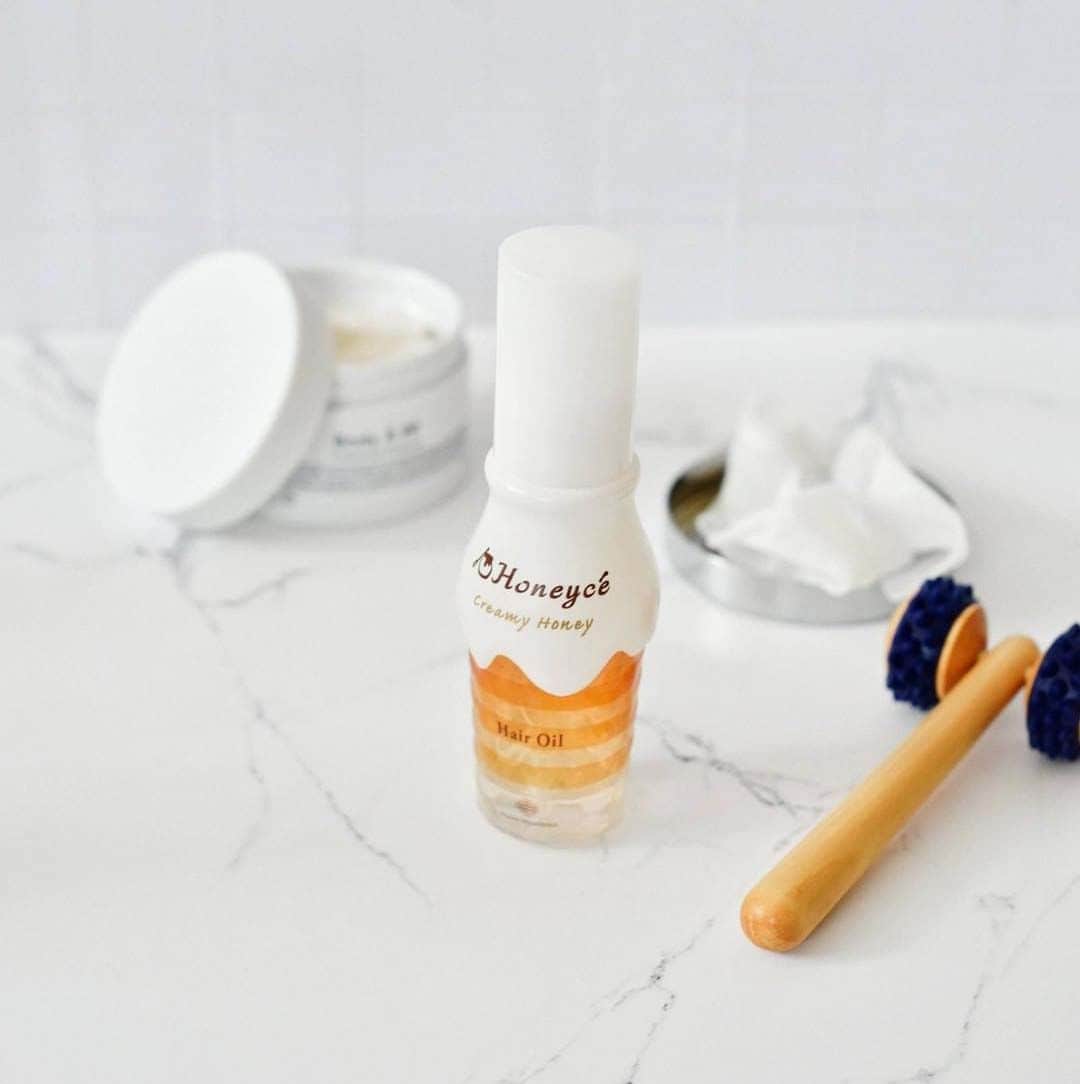 Honeyce(ハニーチェ) のインスタグラム：「楽天スーパーSALE🙌  ＼ 6/11(日)01:59まで ／ 3,000円(税込)以上で使える10%OFFクーポン配布中🎁  これからの季節、紫外線・熱などのダメージから 髪を守ってくれるヘアオイルもおすすめです♪  楽天公式へはプロフィールのリンクからcheck →@honeyce8  お得なこの機会をお見逃しなく🐝  #ハニーチェ #honeyce  #はちみつシャンプー #トリートメント #ヘアマスク #ヘアミルク #ヘアオイル」
