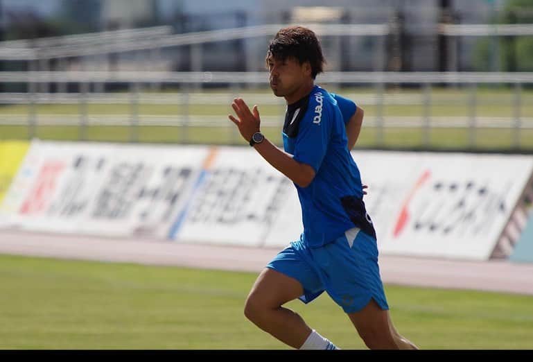 松井大輔のインスタグラム：「ダッシュダッシュダッシュキックアンドダッシュ  #fukushima  #aizuwakamatsu  #soccer #j3 #training」