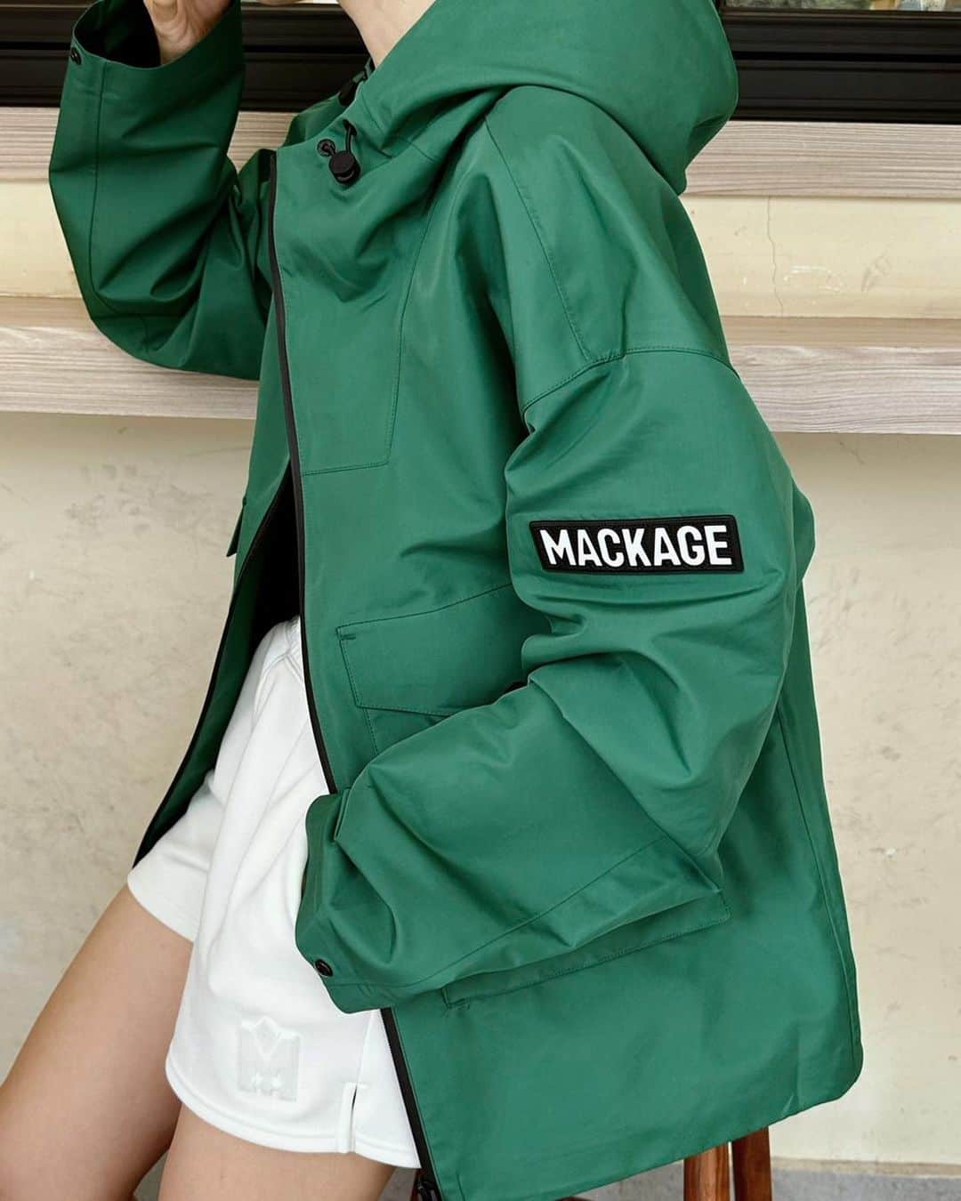マッカージュのインスタグラム：「MONDE MACKAGE  @charlenetongtong wears CARRIE, a 2-in-1 rain parka with a removable and machine washable polyfill liner and a 2-layer tech shell made from 100% post-consumer recycled yarns. It is water resistant, repellent, and windproof. Seam sealed construction, an adjustable bungee waist, and back rainshedder deliver ultimate dryproof protection. A modular masterpiece engineered with technical comfort.   More on MACKAGE.COM   #MACKAGE #MONDEMACKAGE」