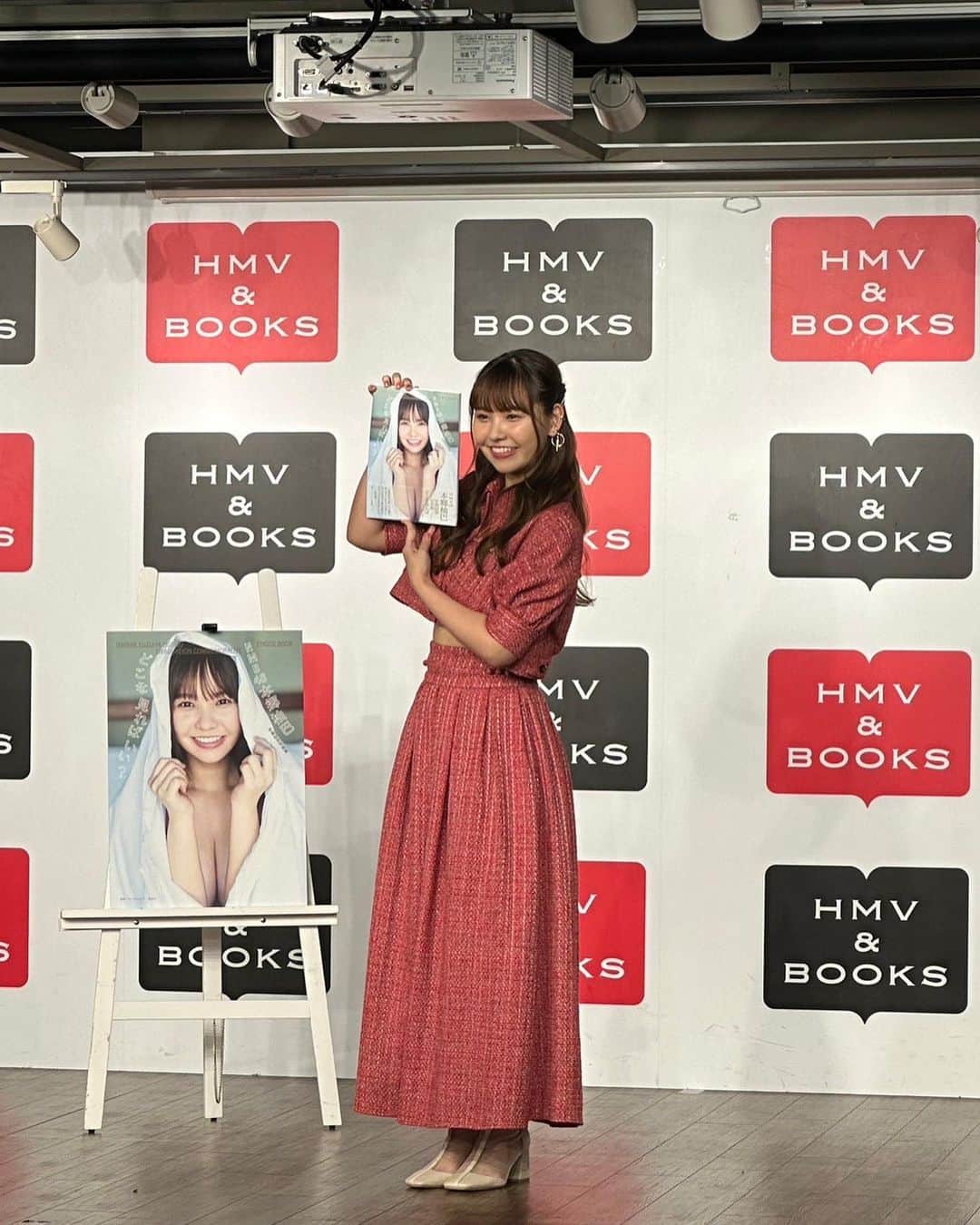 本郷柚巴さんのインスタグラム写真 - (本郷柚巴Instagram)「写真集お渡し会イベントありがとうございました☺️  途中で衣装も着替えたり髪型も変えたり…🙊🤍  これでNMBとしてのイベントが全て終わりました🌸  びっくりするくらい沢山の方が会いに来てくださってすっごく嬉しかったです☁️  いっぱい感想を伝えてくれたり感謝の気持ちを伝えてくれたり皆さんの想いが沢山届きました  まだまだ写真集の感想待ってます☺️  #本郷柚巴2nd写真集  #どこを見ればいい  #お渡し会  #イベント」6月4日 21時01分 - h.yuzuha_0112
