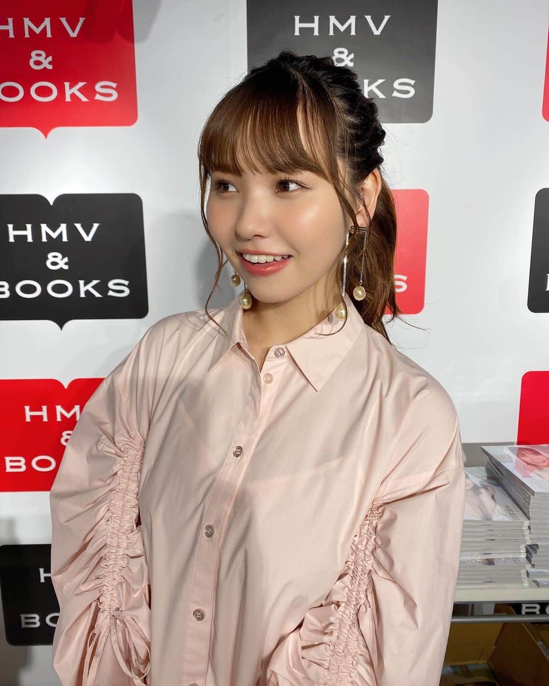 本郷柚巴さんのインスタグラム写真 - (本郷柚巴Instagram)「写真集お渡し会イベントありがとうございました☺️  途中で衣装も着替えたり髪型も変えたり…🙊🤍  これでNMBとしてのイベントが全て終わりました🌸  びっくりするくらい沢山の方が会いに来てくださってすっごく嬉しかったです☁️  いっぱい感想を伝えてくれたり感謝の気持ちを伝えてくれたり皆さんの想いが沢山届きました  まだまだ写真集の感想待ってます☺️  #本郷柚巴2nd写真集  #どこを見ればいい  #お渡し会  #イベント」6月4日 21時01分 - h.yuzuha_0112