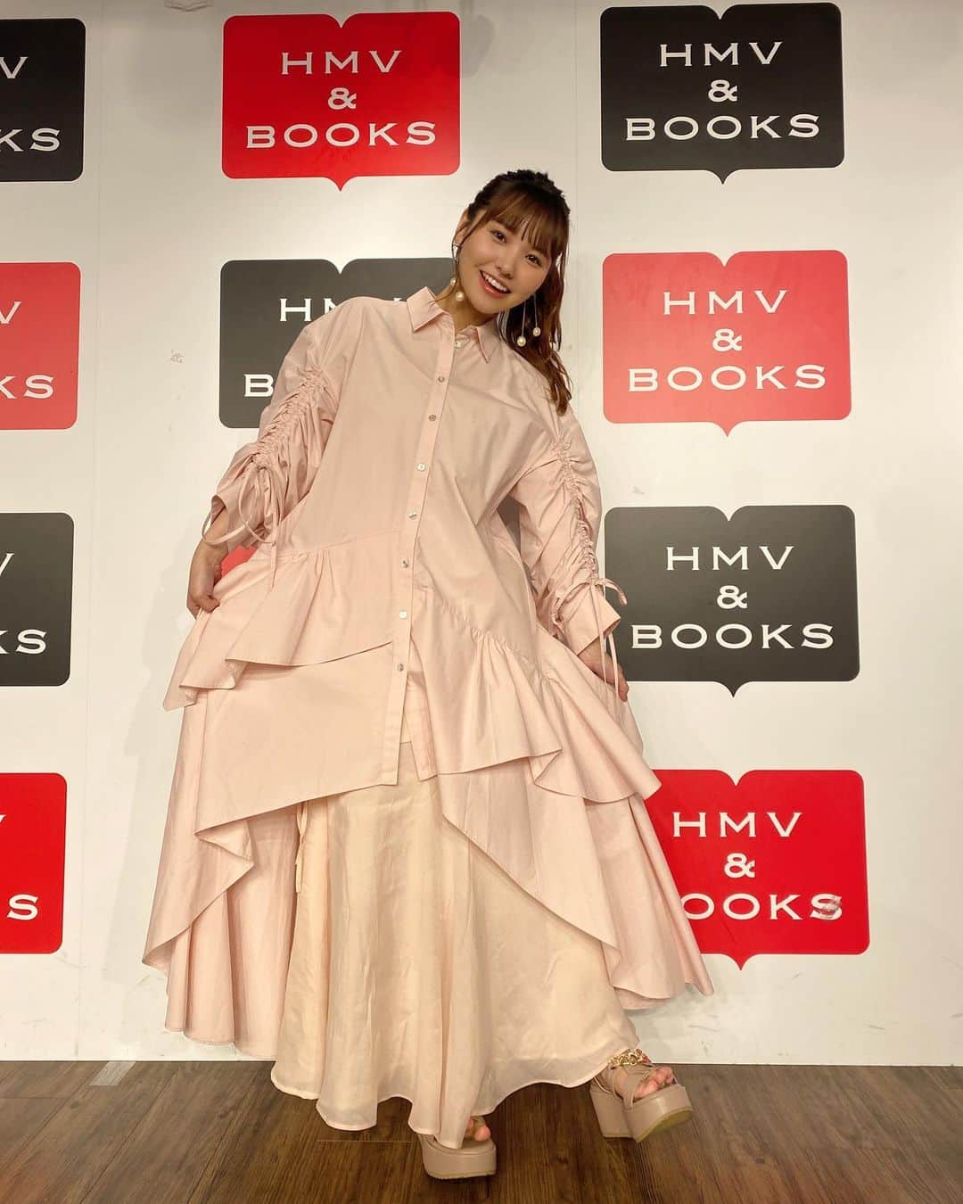 本郷柚巴さんのインスタグラム写真 - (本郷柚巴Instagram)「写真集お渡し会イベントありがとうございました☺️  途中で衣装も着替えたり髪型も変えたり…🙊🤍  これでNMBとしてのイベントが全て終わりました🌸  びっくりするくらい沢山の方が会いに来てくださってすっごく嬉しかったです☁️  いっぱい感想を伝えてくれたり感謝の気持ちを伝えてくれたり皆さんの想いが沢山届きました  まだまだ写真集の感想待ってます☺️  #本郷柚巴2nd写真集  #どこを見ればいい  #お渡し会  #イベント」6月4日 21時01分 - h.yuzuha_0112