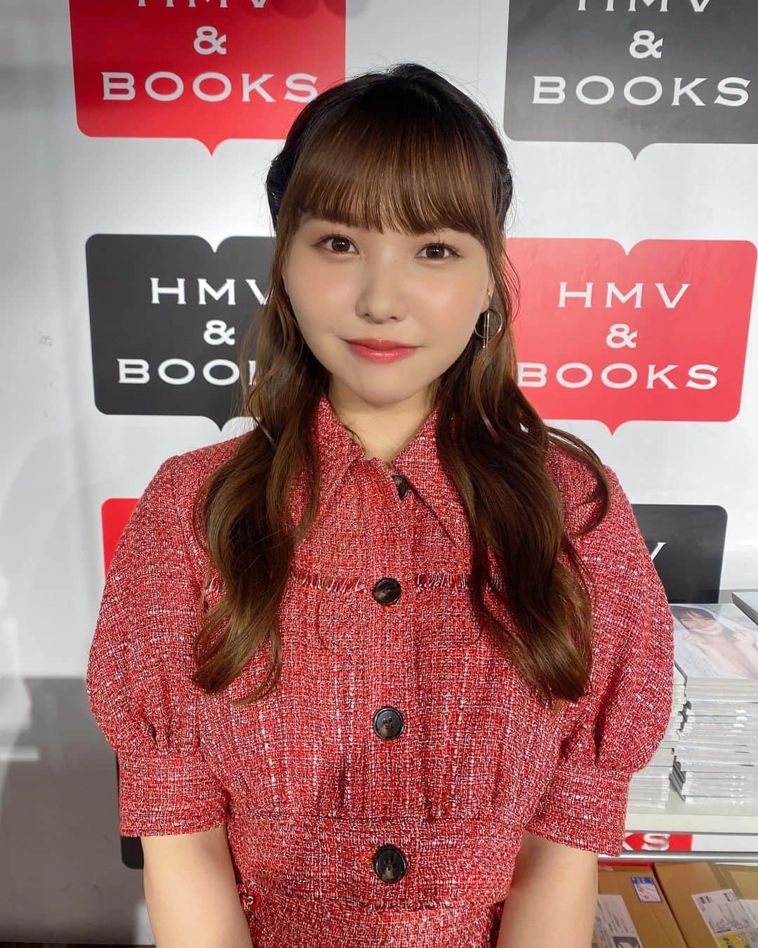 本郷柚巴さんのインスタグラム写真 - (本郷柚巴Instagram)「写真集お渡し会イベントありがとうございました☺️  途中で衣装も着替えたり髪型も変えたり…🙊🤍  これでNMBとしてのイベントが全て終わりました🌸  びっくりするくらい沢山の方が会いに来てくださってすっごく嬉しかったです☁️  いっぱい感想を伝えてくれたり感謝の気持ちを伝えてくれたり皆さんの想いが沢山届きました  まだまだ写真集の感想待ってます☺️  #本郷柚巴2nd写真集  #どこを見ればいい  #お渡し会  #イベント」6月4日 21時01分 - h.yuzuha_0112