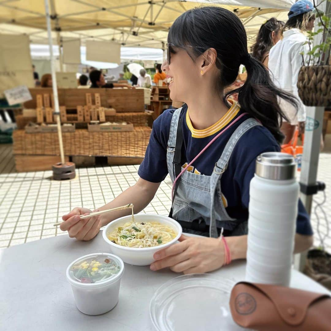 meiさんのインスタグラム写真 - (meiInstagram)「. 友達が会いに来てくれた♡！  休憩がてら店の見えるところで ランチをして楽しみました😋🍽  暑くなってきて、 何を食べようか迷う中、 フォーが最高に美味しかった🥹❣️   #マルシェ日和 #出店者 #八百屋  #青山ファーマーズマーケット   #看板娘 #ポニーテール女子  #オーバーオール #元アイドル  #フォー #キッチンカー」6月4日 21時02分 - meeeeei01