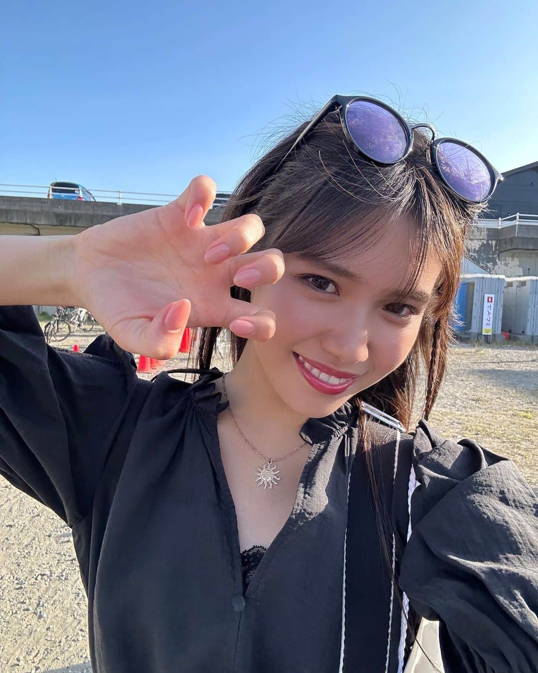 増田小春のインスタグラム：「ーーーーーーー Sunny ☀️  海風すごくて髪の毛ボサボサ🤍🥲  今回もシンプルネイルっ！ @lilybeautynail  ありがとうございました💗  #nail #simple #sunny #sunnyday #shonan #fascio #makeup #海 #湘南 #こはる」