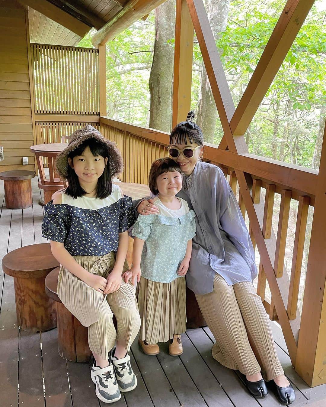 のインスタグラム：「． ★#親子リンクコーデ ★  #軽井沢旅行 楽しかったなー😚 また行きたい💙  #旅行コーデ は #親子 で#イッカ　の洋服着てたよ！ @ikka_official   （#kids）  ✔︎ 肩開きレイヤード花柄ブラウス （120~160cm）¥2,390  ✔︎ LKプリーツガウチョパンツ （120~160cm）¥2,990  （#ママコーデ ）  ✔︎さらっとプリーツワイドパンツ ¥2,990  子供達は上下120サイズと 150サイズ着てるよ！ トップスはチラッと肌がみえて 肩開きが可愛いデザイン😍 子供達もこーゆうデザインが大好きらしく 長女は特に気に入ってたな♪  ボトムスは三人でお揃いで このズボンウエストもゴムで すごく旅行中、車の中でも 楽に過ごせたな♪  夏ももう少し！ 今年の夏は、家族でどこ行こうかなー🚗  #親子コーデ #ikka #親子リンク #親子ペアルック  #親子リンクコーデ愛好家  #親子ペア #親子でおでかけ  #タビジョ #軽井沢 #旅行 #旅行好きな人と繋がりたい  #国内旅行 #karuiza #karuizawatrip #家族旅行  #hugmug #ハグマグ  #kids #kidsstyle  #キッズ #キッズファッション  #キッズコーデ」