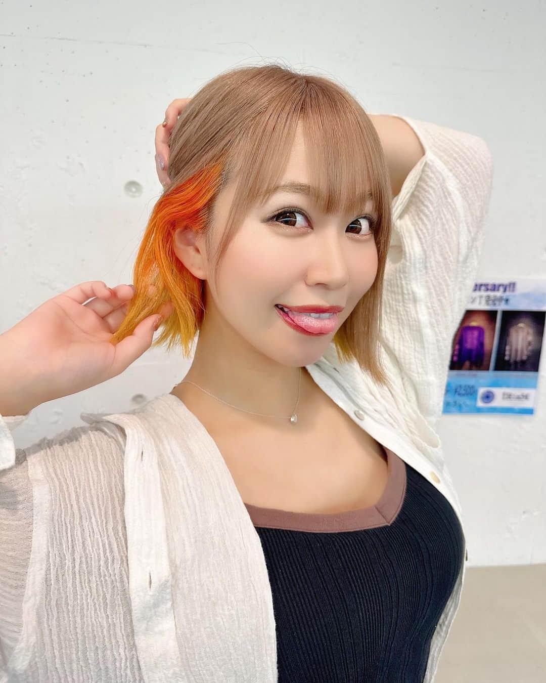 牧野広実のインスタグラム：「⑅◡̈*  　　　　 今週もお疲れ様でした☻  　　　　　　　　　 今週は髪の毛染めました✨✨　　　 インナーカラーでオレンジと毛先を黄色に…！！　　　 私の好きなガーベラの色と同じです🏵️  髪の色が可愛いとテンション上がるな〜♡  　　　　　 　　　　　　 #hairstyle #haircolor #ungrid #searoomlynn #美容院 #ヘアカラー #ハイトーン #ハイトーンボブ #ボブ #外ハネボブ」