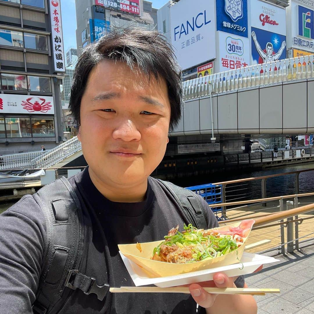 トミックさんのインスタグラム写真 - (トミックInstagram)「相場わからないけどたこ焼き8個600円の大阪の観光地🐙  #トミック  #tomikkunet #youtuber  #youtuber好きな人と繋がりたい  #料理  #料理好きな人と繋がりたい  #japanese #cooking #海鮮丼 #大阪グルメ  #大阪  #たこ焼き  #千日前   23.05.10」6月4日 21時08分 - tomikkunet