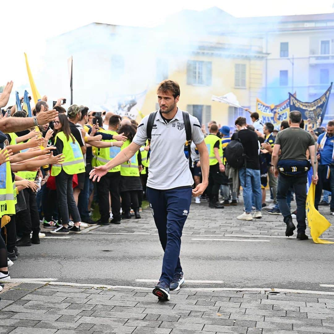 フランコ・バスケスさんのインスタグラム写真 - (フランコ・バスケスInstagram)「Semplicemente ringraziarvi e Forza Parma! 💛💙」6月4日 21時08分 - fdv2289