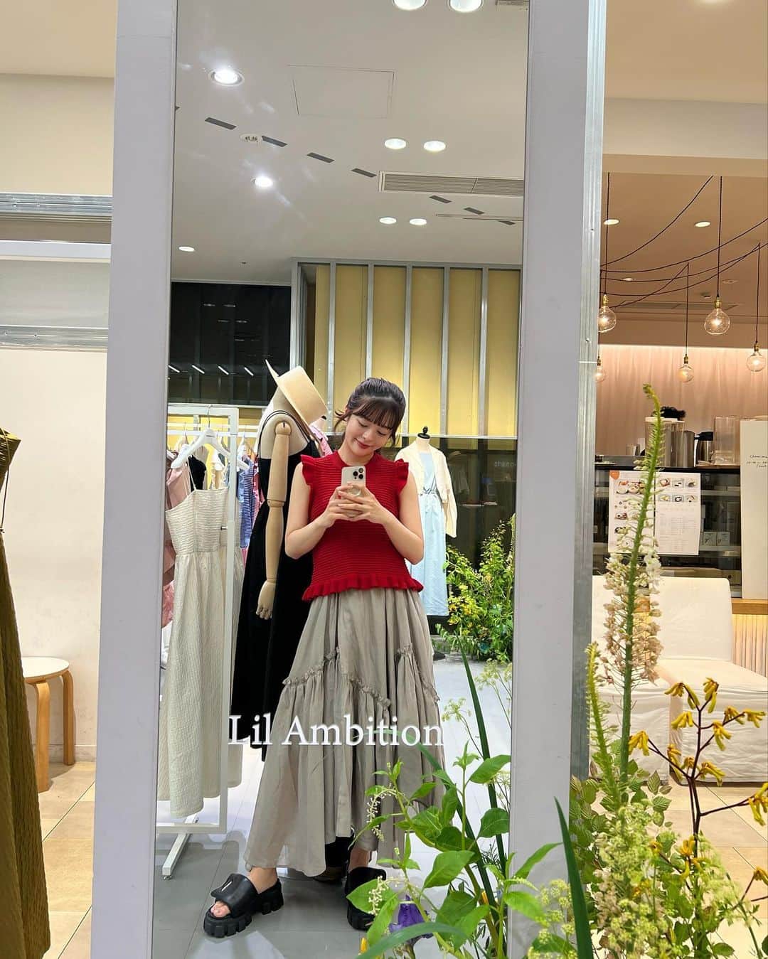 牛江桃子（ももち）さんのインスタグラム写真 - (牛江桃子（ももち）Instagram)「福岡PARCO POPUP🍎❤️ 沢山のご来店､本当にありがとうございました♡ @lilambition_official として初めての福岡上陸､想像以上にたくさんの方が来て下さり本当に本当に嬉しかったです…🥲♡ 熊本や佐賀や鹿児島から来て下さった方や､大阪や愛知から前泊して遠征して来て下さった子もいたり､､ そして印象的だったのは､リルの過去のお洋服を着て来てくれる方が多かった事！去年の春のワンピや夏のスカートなど､それぞれの私物と合わせてすっごく可愛くコーデして着てくれていて､､みんなの中の日常にリルが溶け込んでいる感覚が直接感じられて､すっごく嬉しかった｡☺️♡ みんなの中の日々の小さな野望になりたくてリルを立ち上げ早一年半｡POPUPをする度に､自分がどういう気持ちで､どんな想いを込めてリルを立ち上げたか､そしてみんなの人生の小さなキッカケの背中を押せるような存在でもっとありたいという想いが強くなり､ Lil Ambitionのお洋服を通してもっともっとみんなと大きくしていきたいなぁと改めて深く思います。また福岡に絶対に戻って来ます✊🏻🩷 もっともっと大きくなって戻ってくるから､待ってて✊🏻🩷🔥最高に可愛いお洋服をこれからもお届けするね！ ⁡ ⁡ 今日はみんな本当に本当にありがとう！ 九州にみんなに会えて本当に本当によかった。 直接ありがとうを伝えさせてくれて、ありがとう！ ⁡ 絶対にまた会おうね！九州だいすき！！！！！！ ⁡ 次は来週火曜日からの Lil Week 🗓️🩷🩷 毎日20時〜、リルライブで会おうね！またね！♡ ⁡ ⁡ #lilambition #リルアンビション」6月4日 21時09分 - momochi.661