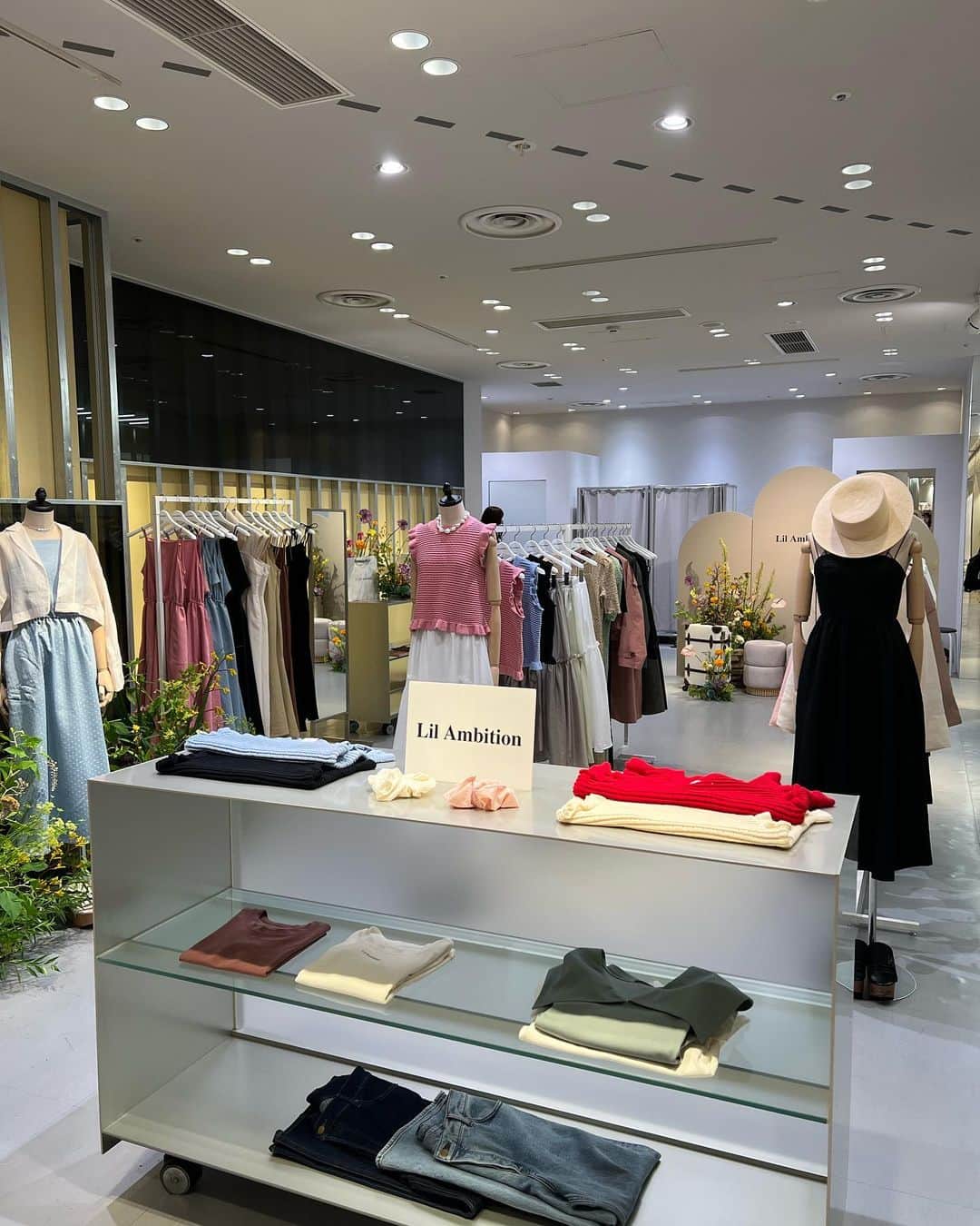牛江桃子（ももち）さんのインスタグラム写真 - (牛江桃子（ももち）Instagram)「福岡PARCO POPUP🍎❤️ 沢山のご来店､本当にありがとうございました♡ @lilambition_official として初めての福岡上陸､想像以上にたくさんの方が来て下さり本当に本当に嬉しかったです…🥲♡ 熊本や佐賀や鹿児島から来て下さった方や､大阪や愛知から前泊して遠征して来て下さった子もいたり､､ そして印象的だったのは､リルの過去のお洋服を着て来てくれる方が多かった事！去年の春のワンピや夏のスカートなど､それぞれの私物と合わせてすっごく可愛くコーデして着てくれていて､､みんなの中の日常にリルが溶け込んでいる感覚が直接感じられて､すっごく嬉しかった｡☺️♡ みんなの中の日々の小さな野望になりたくてリルを立ち上げ早一年半｡POPUPをする度に､自分がどういう気持ちで､どんな想いを込めてリルを立ち上げたか､そしてみんなの人生の小さなキッカケの背中を押せるような存在でもっとありたいという想いが強くなり､ Lil Ambitionのお洋服を通してもっともっとみんなと大きくしていきたいなぁと改めて深く思います。また福岡に絶対に戻って来ます✊🏻🩷 もっともっと大きくなって戻ってくるから､待ってて✊🏻🩷🔥最高に可愛いお洋服をこれからもお届けするね！ ⁡ ⁡ 今日はみんな本当に本当にありがとう！ 九州にみんなに会えて本当に本当によかった。 直接ありがとうを伝えさせてくれて、ありがとう！ ⁡ 絶対にまた会おうね！九州だいすき！！！！！！ ⁡ 次は来週火曜日からの Lil Week 🗓️🩷🩷 毎日20時〜、リルライブで会おうね！またね！♡ ⁡ ⁡ #lilambition #リルアンビション」6月4日 21時09分 - momochi.661