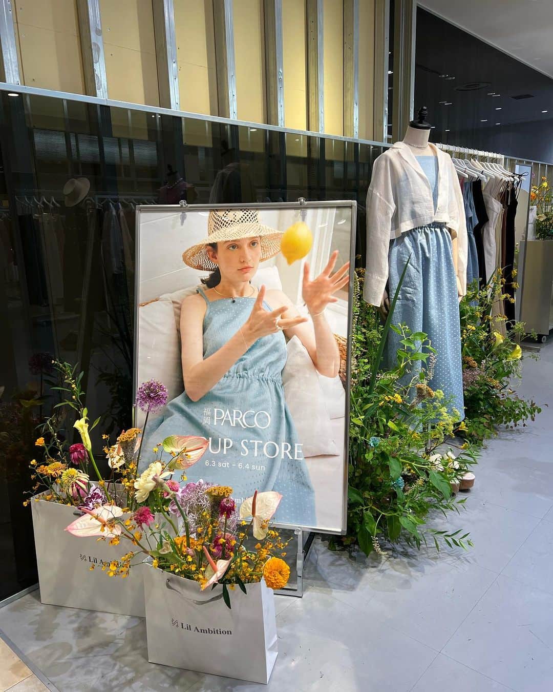 牛江桃子（ももち）さんのインスタグラム写真 - (牛江桃子（ももち）Instagram)「福岡PARCO POPUP🍎❤️ 沢山のご来店､本当にありがとうございました♡ @lilambition_official として初めての福岡上陸､想像以上にたくさんの方が来て下さり本当に本当に嬉しかったです…🥲♡ 熊本や佐賀や鹿児島から来て下さった方や､大阪や愛知から前泊して遠征して来て下さった子もいたり､､ そして印象的だったのは､リルの過去のお洋服を着て来てくれる方が多かった事！去年の春のワンピや夏のスカートなど､それぞれの私物と合わせてすっごく可愛くコーデして着てくれていて､､みんなの中の日常にリルが溶け込んでいる感覚が直接感じられて､すっごく嬉しかった｡☺️♡ みんなの中の日々の小さな野望になりたくてリルを立ち上げ早一年半｡POPUPをする度に､自分がどういう気持ちで､どんな想いを込めてリルを立ち上げたか､そしてみんなの人生の小さなキッカケの背中を押せるような存在でもっとありたいという想いが強くなり､ Lil Ambitionのお洋服を通してもっともっとみんなと大きくしていきたいなぁと改めて深く思います。また福岡に絶対に戻って来ます✊🏻🩷 もっともっと大きくなって戻ってくるから､待ってて✊🏻🩷🔥最高に可愛いお洋服をこれからもお届けするね！ ⁡ ⁡ 今日はみんな本当に本当にありがとう！ 九州にみんなに会えて本当に本当によかった。 直接ありがとうを伝えさせてくれて、ありがとう！ ⁡ 絶対にまた会おうね！九州だいすき！！！！！！ ⁡ 次は来週火曜日からの Lil Week 🗓️🩷🩷 毎日20時〜、リルライブで会おうね！またね！♡ ⁡ ⁡ #lilambition #リルアンビション」6月4日 21時09分 - momochi.661