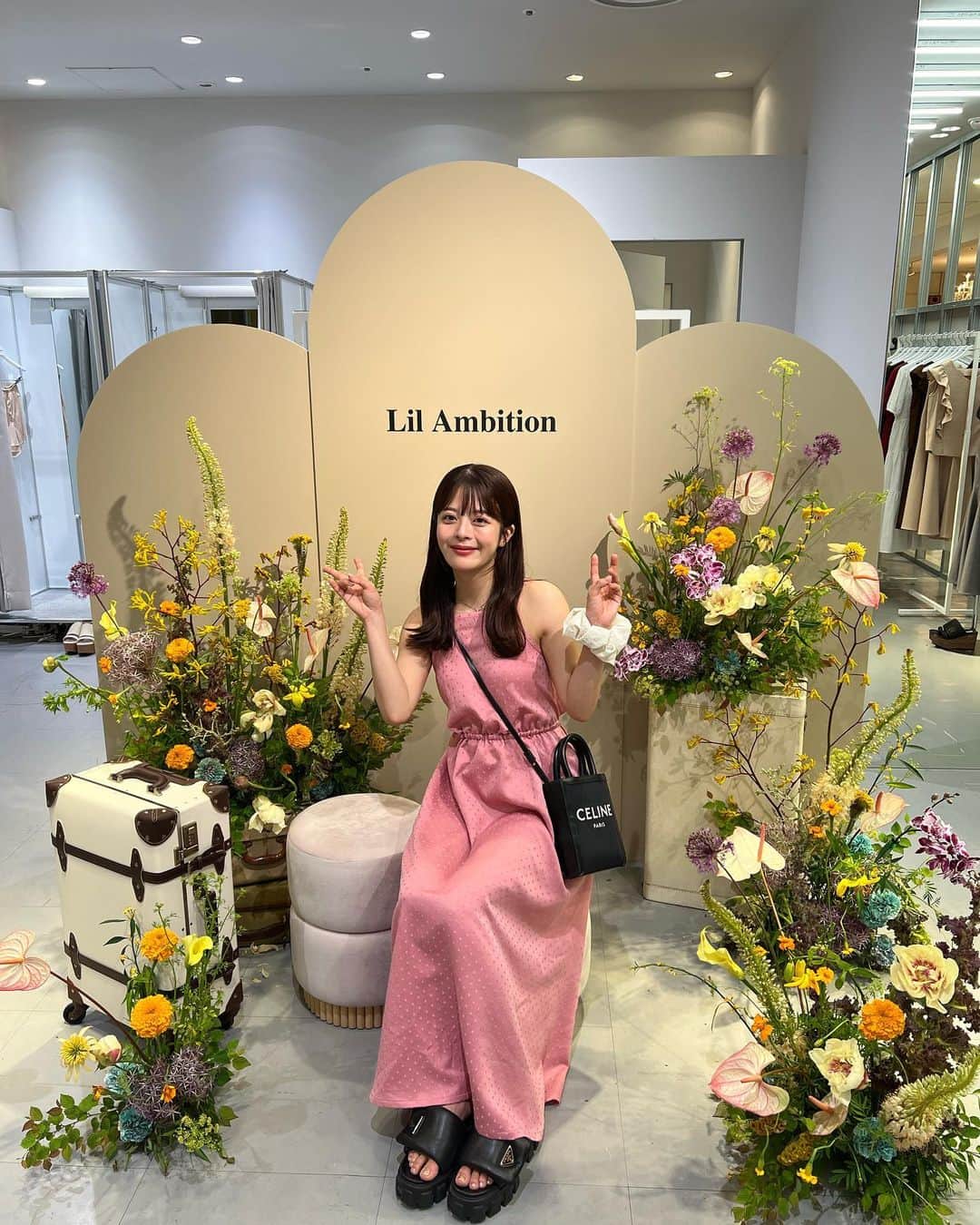 牛江桃子（ももち）さんのインスタグラム写真 - (牛江桃子（ももち）Instagram)「福岡PARCO POPUP🍎❤️ 沢山のご来店､本当にありがとうございました♡ @lilambition_official として初めての福岡上陸､想像以上にたくさんの方が来て下さり本当に本当に嬉しかったです…🥲♡ 熊本や佐賀や鹿児島から来て下さった方や､大阪や愛知から前泊して遠征して来て下さった子もいたり､､ そして印象的だったのは､リルの過去のお洋服を着て来てくれる方が多かった事！去年の春のワンピや夏のスカートなど､それぞれの私物と合わせてすっごく可愛くコーデして着てくれていて､､みんなの中の日常にリルが溶け込んでいる感覚が直接感じられて､すっごく嬉しかった｡☺️♡ みんなの中の日々の小さな野望になりたくてリルを立ち上げ早一年半｡POPUPをする度に､自分がどういう気持ちで､どんな想いを込めてリルを立ち上げたか､そしてみんなの人生の小さなキッカケの背中を押せるような存在でもっとありたいという想いが強くなり､ Lil Ambitionのお洋服を通してもっともっとみんなと大きくしていきたいなぁと改めて深く思います。また福岡に絶対に戻って来ます✊🏻🩷 もっともっと大きくなって戻ってくるから､待ってて✊🏻🩷🔥最高に可愛いお洋服をこれからもお届けするね！ ⁡ ⁡ 今日はみんな本当に本当にありがとう！ 九州にみんなに会えて本当に本当によかった。 直接ありがとうを伝えさせてくれて、ありがとう！ ⁡ 絶対にまた会おうね！九州だいすき！！！！！！ ⁡ 次は来週火曜日からの Lil Week 🗓️🩷🩷 毎日20時〜、リルライブで会おうね！またね！♡ ⁡ ⁡ #lilambition #リルアンビション」6月4日 21時09分 - momochi.661