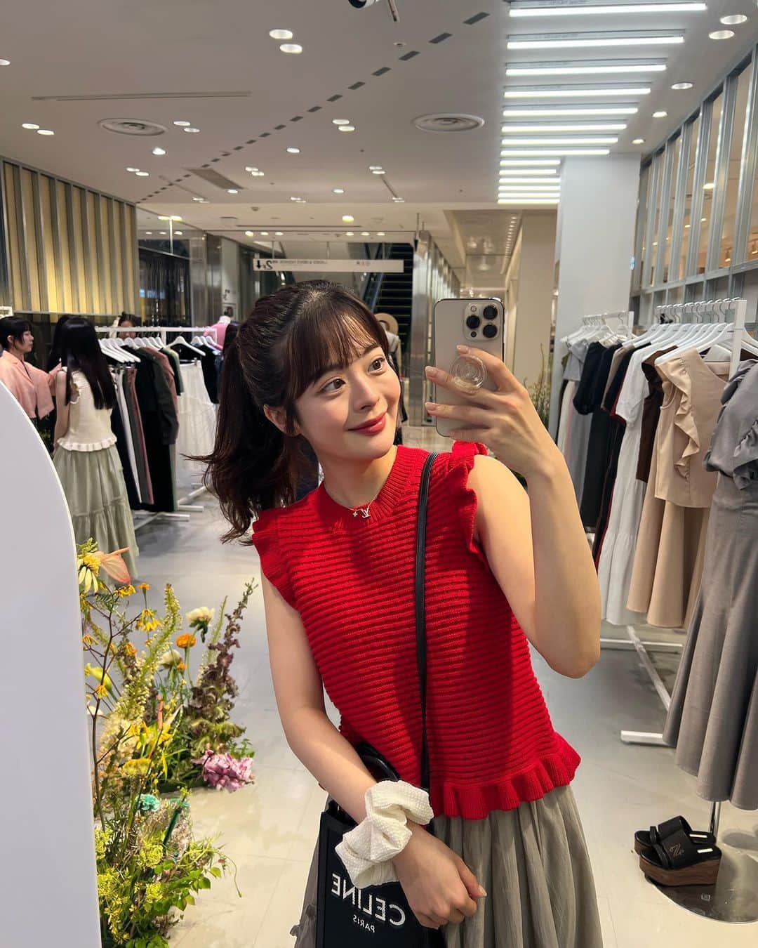 牛江桃子（ももち）さんのインスタグラム写真 - (牛江桃子（ももち）Instagram)「福岡PARCO POPUP🍎❤️ 沢山のご来店､本当にありがとうございました♡ @lilambition_official として初めての福岡上陸､想像以上にたくさんの方が来て下さり本当に本当に嬉しかったです…🥲♡ 熊本や佐賀や鹿児島から来て下さった方や､大阪や愛知から前泊して遠征して来て下さった子もいたり､､ そして印象的だったのは､リルの過去のお洋服を着て来てくれる方が多かった事！去年の春のワンピや夏のスカートなど､それぞれの私物と合わせてすっごく可愛くコーデして着てくれていて､､みんなの中の日常にリルが溶け込んでいる感覚が直接感じられて､すっごく嬉しかった｡☺️♡ みんなの中の日々の小さな野望になりたくてリルを立ち上げ早一年半｡POPUPをする度に､自分がどういう気持ちで､どんな想いを込めてリルを立ち上げたか､そしてみんなの人生の小さなキッカケの背中を押せるような存在でもっとありたいという想いが強くなり､ Lil Ambitionのお洋服を通してもっともっとみんなと大きくしていきたいなぁと改めて深く思います。また福岡に絶対に戻って来ます✊🏻🩷 もっともっと大きくなって戻ってくるから､待ってて✊🏻🩷🔥最高に可愛いお洋服をこれからもお届けするね！ ⁡ ⁡ 今日はみんな本当に本当にありがとう！ 九州にみんなに会えて本当に本当によかった。 直接ありがとうを伝えさせてくれて、ありがとう！ ⁡ 絶対にまた会おうね！九州だいすき！！！！！！ ⁡ 次は来週火曜日からの Lil Week 🗓️🩷🩷 毎日20時〜、リルライブで会おうね！またね！♡ ⁡ ⁡ #lilambition #リルアンビション」6月4日 21時09分 - momochi.661