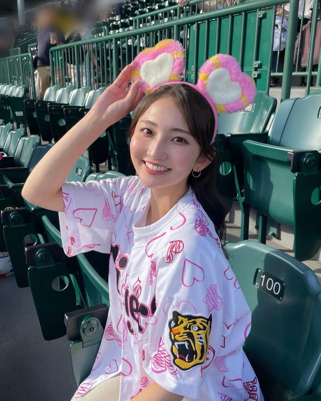 友廣南実のインスタグラム：「・ とらほー🐯🐯🐯 今日も応援楽しすぎた〜！⚾️✨  現地観戦の写真たち、今季のもの第1弾！！！(まだまだ行く予定なので😂)  タイガースの帽子や、 タイガースのリストバンドなど、、 持ち物がタイガースに染まってきました笑笑😂 今年はAREしかないでしょ〜💪  #阪神タイガース #タイガース #toraco #野球観戦」