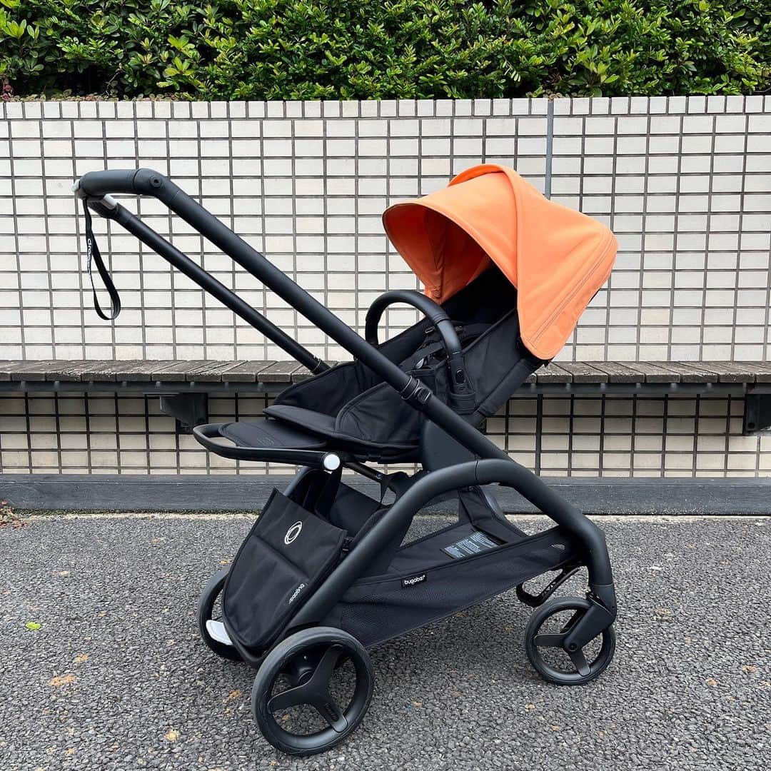 blossom39_officialのインスタグラム：「. 6月7日にbugabooから新モデルのベビーカー 《Dragonfly（ドラゴンフライ）》が発売！  新生児から使えるロングユース仕様かつコンパクトでありながら、ハイシートも実現。  片手での折りたたみや大きなタイヤなど、操作性や走行性も抜群です。  大きな間口の荷物入れは出し入れもしやすく、さらに取り外し可能なリアポケットがついています。ハンドルバーサイドに引っ掛けることもできるので、オーガナイザーとしても使用できます◎  そして、なんとblossom39限定カラーの《アイランドコーラル》が発売いたします🧡 他モデルにはない、淡いオレンジのカラーリングがとっても可愛いです！  📍スペック ・使用期間：新生児〜22kgまで ・本体重量：9.9kg ・本体幅：52cm ・地面からシート座面の高さ：52cm  📣Dragonfly発売記念フェア ■6月7日(水)〜21日(水)■ 期間中、『Dragonfly』と『デュアルコンフォートシートライナー』をセットでご購入いただいたお客様に、先着で"チェンジングクラッチ(おむつ替えシート付きポーチ)"をプレゼント！  ※ノベルティはなくなり次第終了となります。 ※一部店舗ではサンプルの展示がございません。  #blossom39 #bugaboo #bugaboodragonfly #バガブードラゴンフライ #海外ベビーカー #コンパクトベビーカー #ベビーカー選び #出産準備」