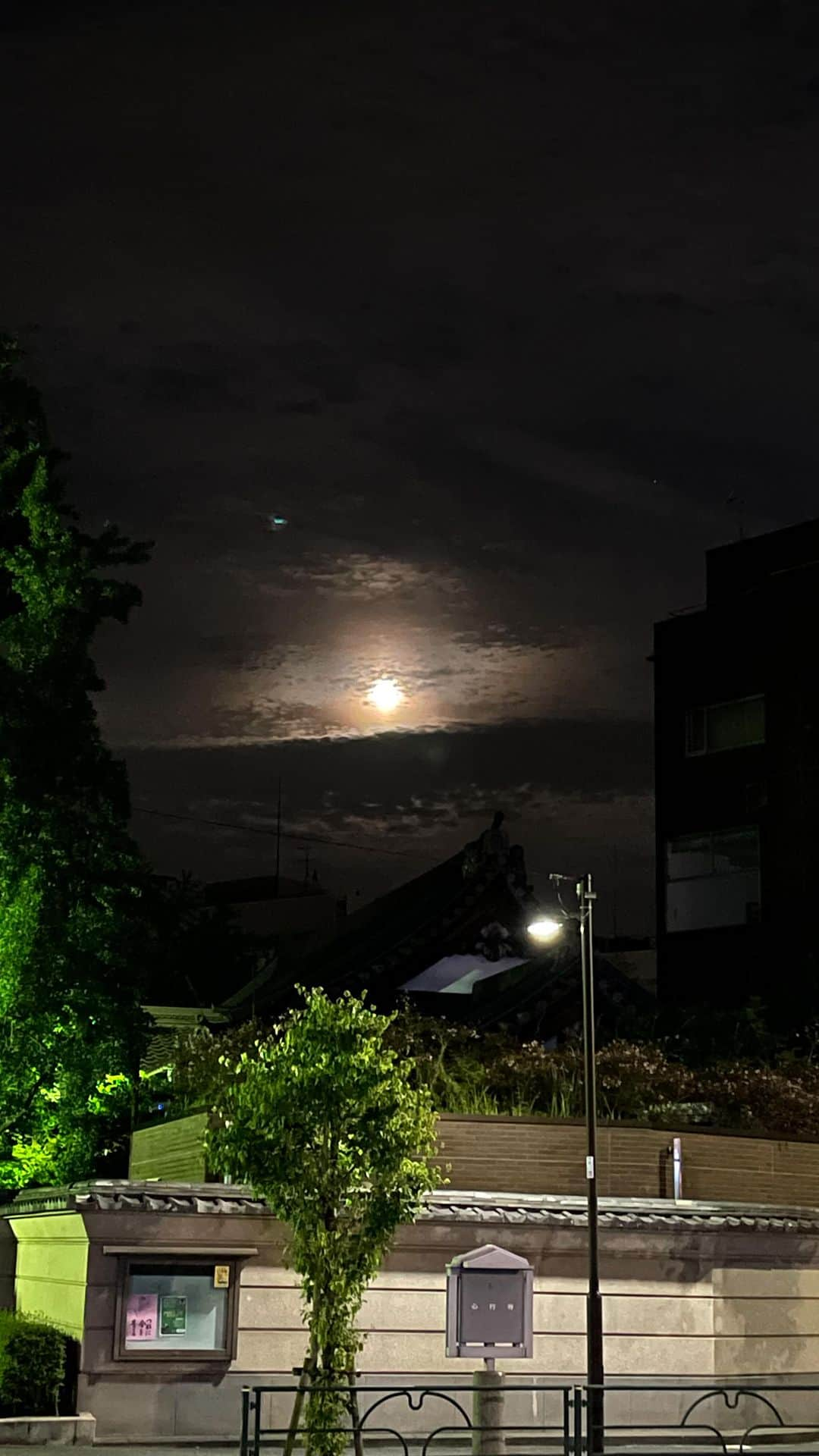 瀬戸口弘樹のインスタグラム：「2023年6月4日ストロベリームーン🌝🫧✨ 雲がかかっていてもお顔を出してくれると信じていれば必ずお顔を見せてくださいます🌝🍓✨  #満月　#ストロベリームーン」