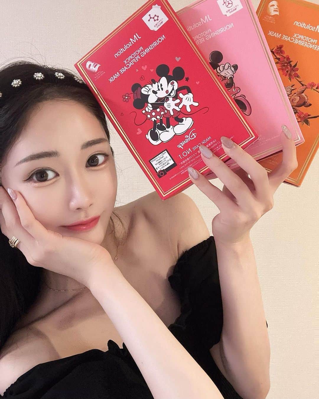 下津明日香のインスタグラム：「・ 美容液たっぷりでだいすきな  @jmsolution_jp_edition  さんから可愛すぎるコラボパックを頂きました🐭🎀  1箱5枚入りで、シートにもカワイイ絵柄が プリントされてて付けるだけで気分上がる🤍  💎NOURISHING RETICARE MASK【レチノール】 💎 VIATL GREENGERINECARE MASK【みかん】 💎 NOURISHING PEPTACARE MASK【ペプチド】  この3種類を選んだよ🍒  成分別で20種類あってどれもデザイン違うから 自分に合うパックを探してみてね🌼  #jmjpedition #photopick #selection #夢が叶うシート #disney #フェイスマスク #ディズニーコラボ」