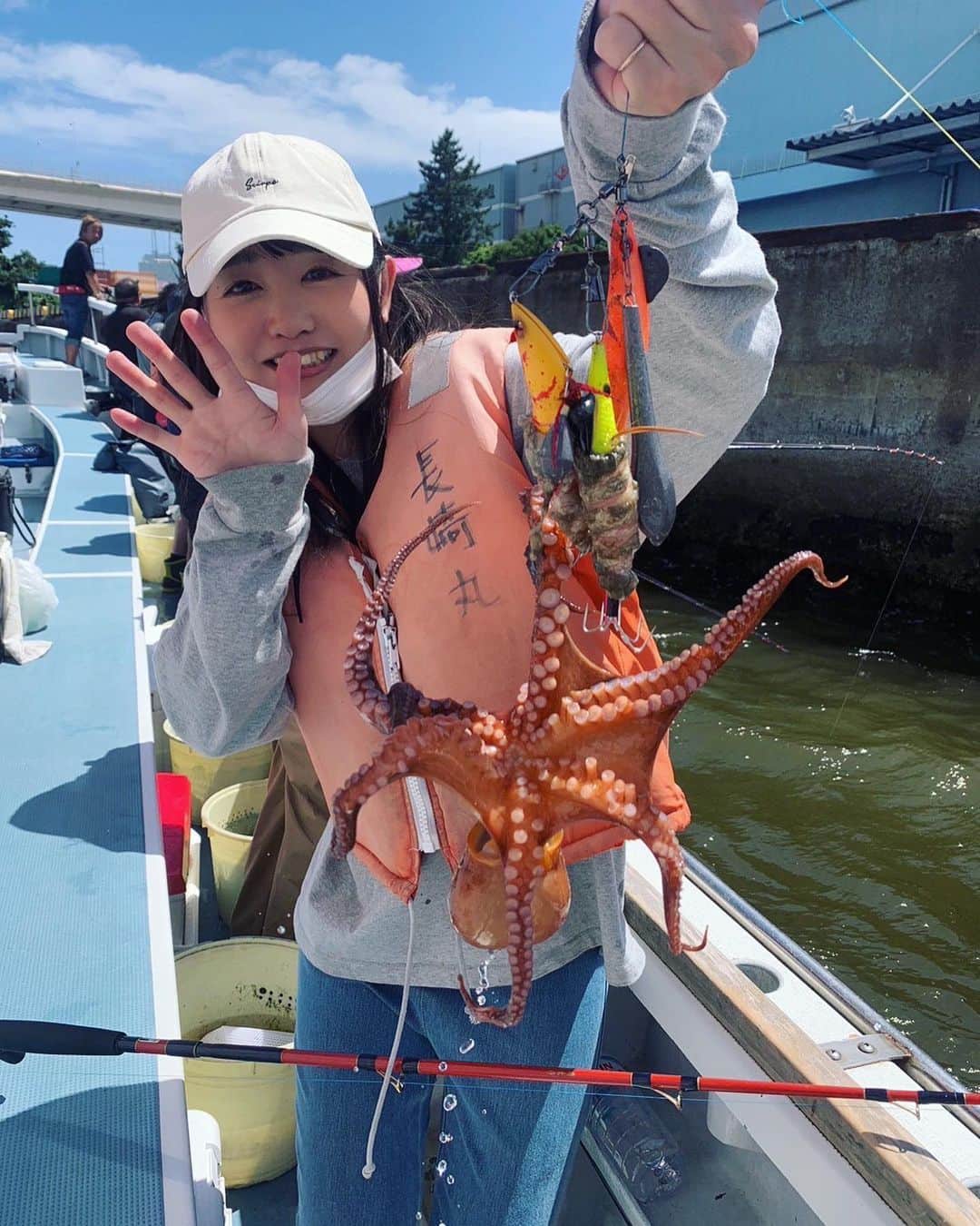 中村千尋さんのインスタグラム写真 - (中村千尋Instagram)「#タコ釣り ボウズは免れたけど1匹だけでした、、 それでも楽しかった！！ 台風後で濁った海で、エギ見つけれるのか？と不安だったけどちゃんと食いついてくれました 美味しそう...🐙 大事にいただきます」6月4日 21時18分 - nanakanakamurachihiro