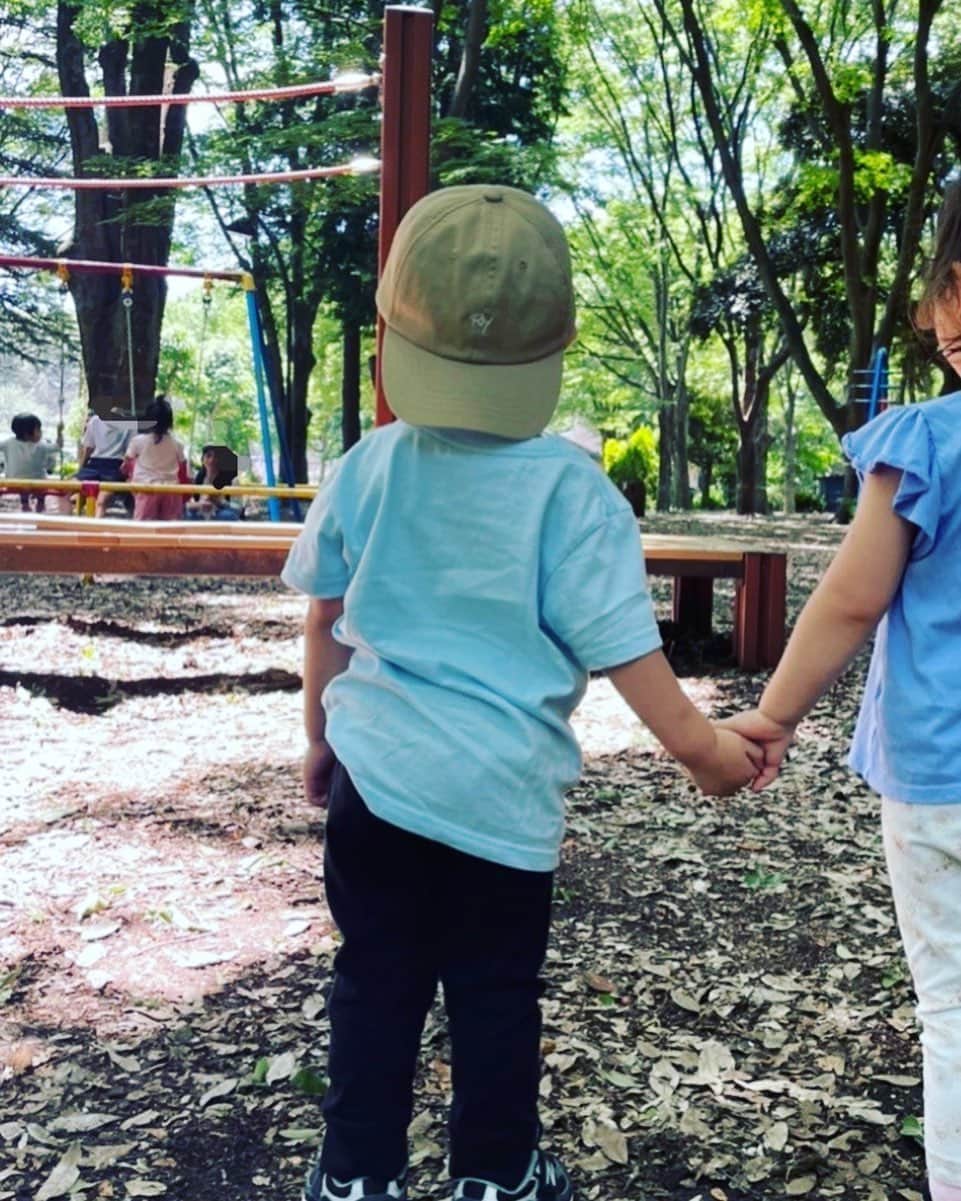 川田裕美のインスタグラム：「同じ保育園に通う女の子と🥰 一緒に遊ぶ姿はなかなか見られないので、私たち親はとっても嬉しいし、キュンキュンしてしまいます✨ 彼女に、終始リードしてもらっていました🤣男の子はそれぐらいがちょうどいいね！」